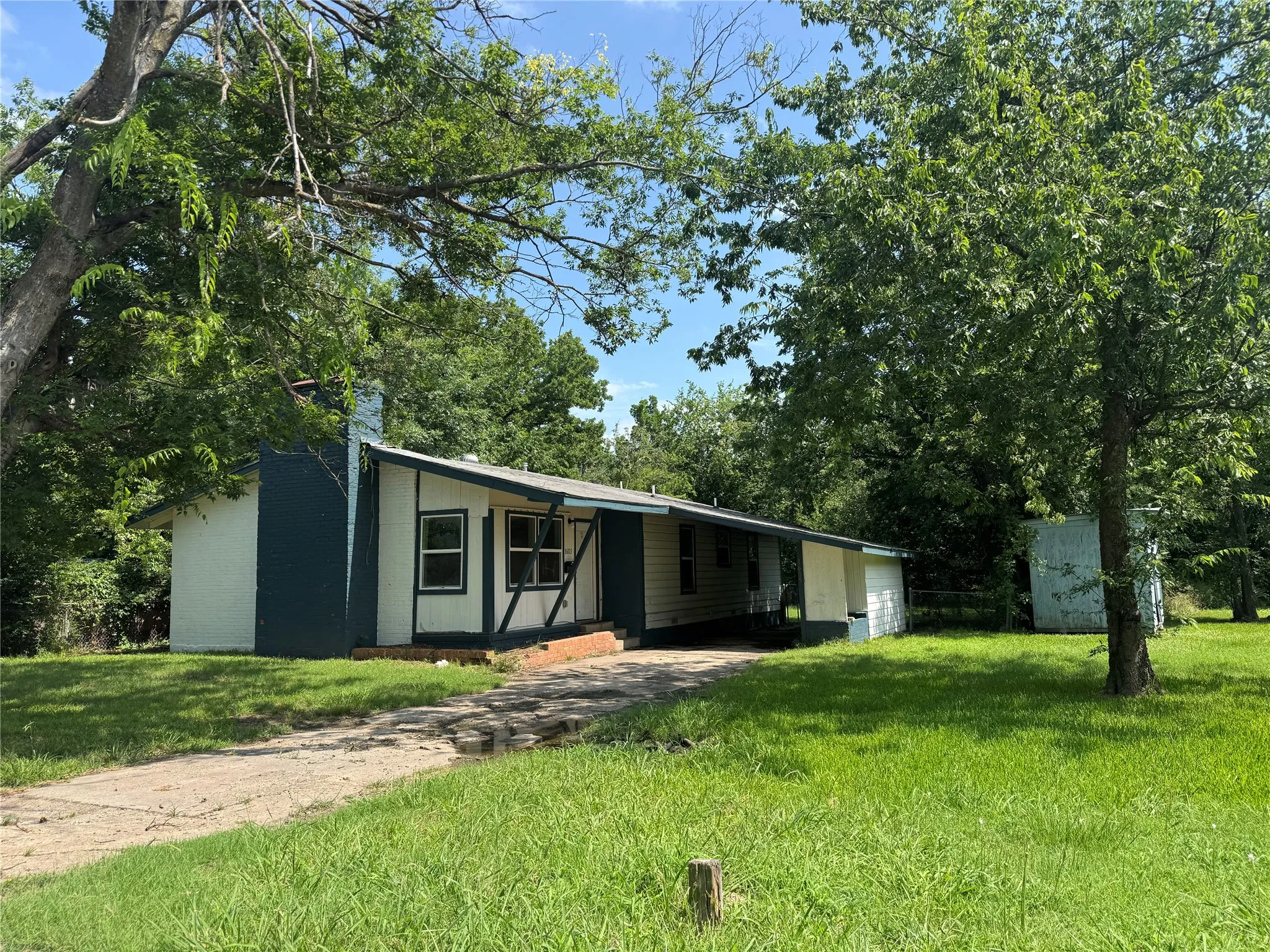 Single Family Residence For Sale in Hunt County , 1605 Jackson Street, Commerce, Texas 75428, 3 Bedroom, 2 Bathroom, Garage spaces, 1,600 Sqft, built in 1968, Price $124,000, mls#21296102, Real Estate Agent in Commerce, Homes For Sale in Hunt county, Homes For Sale in Commerce, Realtor in Commerce Texas, Real Estate Brokerage Independent Realty Texas, Luminita Cordes Realtor