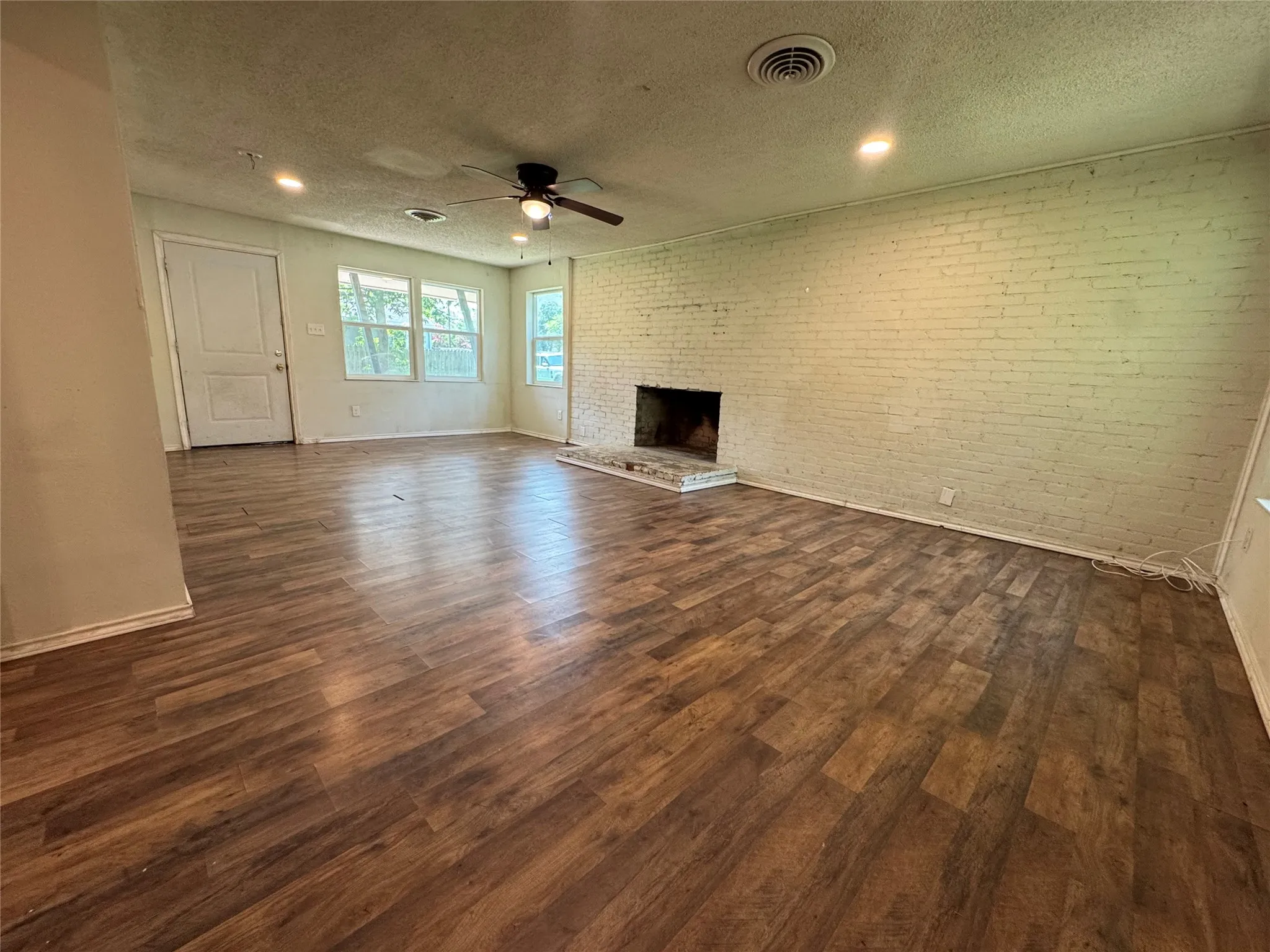 Single Family Residence For Sale in Hunt County , 1605 Jackson Street, Commerce, Texas 75428, 3 Bedroom, 2 Bathroom, Garage spaces, 1,600 Sqft, built in 1968, Price $124,000, mls#21296102, Real Estate Agent in Commerce, Homes For Sale in Hunt county, Homes For Sale in Commerce, Realtor in Commerce Texas, Real Estate Brokerage Independent Realty Texas, Luminita Cordes Realtor