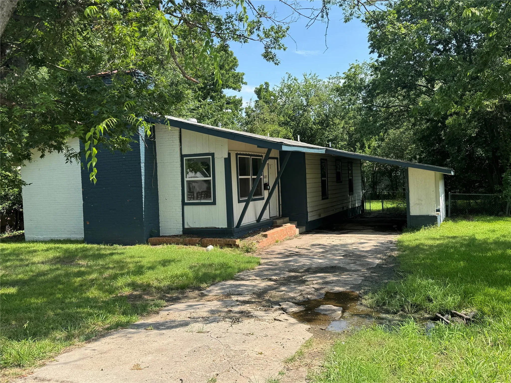 Single Family Residence For Sale in Hunt County , 1605 Jackson Street, Commerce, Texas 75428, 3 Bedroom, 2 Bathroom, Garage spaces, 1,600 Sqft, built in 1968, Price $124,000, mls#21296102, Real Estate Agent in Commerce, Homes For Sale in Hunt county, Homes For Sale in Commerce, Realtor in Commerce Texas, Real Estate Brokerage Independent Realty Texas, Luminita Cordes Realtor