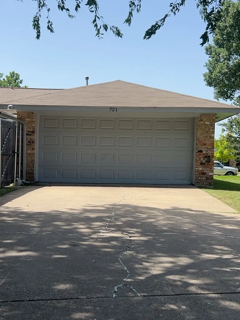 Single Family Residence For Rent in Dallas County , 721 Lindenwood Drive, Lancaster, Texas 75134, 3 Bedroom, 2 Bathroom, 2 Garage spaces, 1,606 Sqft, built in 1976, mls#21296129, Real Estate Agent in Lancaster, Homes For Rent in Dallas county, Homes For Rent in Lancaster, Realtor in Lancaster Texas, Real Estate Brokerage Independent Realty Texas, Luminita Cordes Realtor
