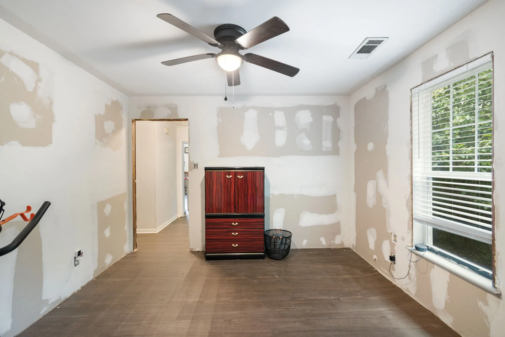 Single Family Residence For Sale in Ellis County , 709 Dr Martin Luther King Jr Boulevard, Waxahachie, Texas 75165, 3 Bedroom, 2 Bathroom, Garage spaces, 1,600 Sqft, built in 1920, mls#21296147, Real Estate Agent in Waxahachie, Homes For Sale in Ellis county, Homes For Sale in Waxahachie, Realtor in Waxahachie Texas, Real Estate Brokerage Independent Realty Texas, Luminita Cordes Realtor