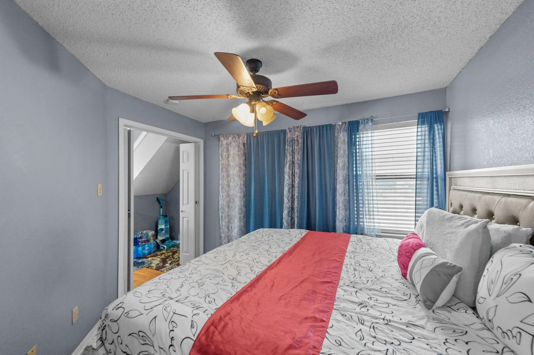 Condominium For Sale in Dallas County , 9815 Walnut Street 204, Dallas, Texas 75243, 2 Bedrooms, 2 Bathrooms, Garage spaces, 894 Sqft, built in 1981, Price $123,000, mls#21296162, Real Estate Agent in Dallas, Homes For Sale in Dallas county, Homes For Sale in Dallas, Realtor in Dallas Texas, Real Estate Brokerage Independent Realty Texas, Luminita Cordes Realtor