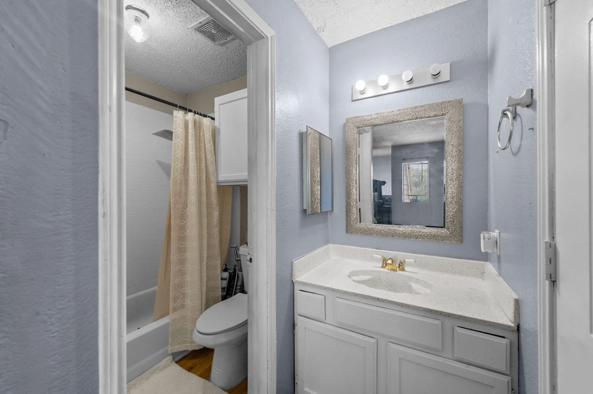 Condominium For Sale in Dallas County , 9815 Walnut Street 204, Dallas, Texas 75243, 2 Bedrooms, 2 Bathrooms, Garage spaces, 894 Sqft, built in 1981, Price $123,000, mls#21296162, Real Estate Agent in Dallas, Homes For Sale in Dallas county, Homes For Sale in Dallas, Realtor in Dallas Texas, Real Estate Brokerage Independent Realty Texas, Luminita Cordes Realtor