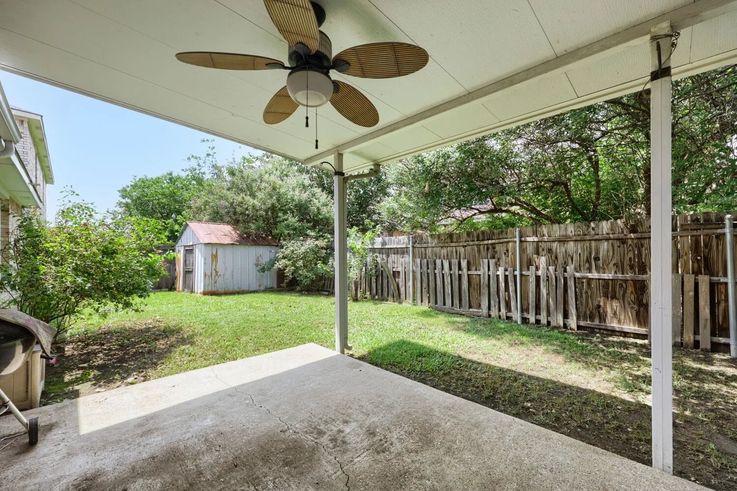 Single Family Residence For Sale in Tarrant County , 903 Hems Lane, Arlington, Texas 76001, 3 Bedroom, 2 Bathroom, 2 Garage spaces, 1,622 Sqft, built in 2003, mls#21295421, Real Estate Agent in Arlington, Homes For Sale in Tarrant county, Homes For Sale in Arlington, Realtor in Arlington Texas, Real Estate Brokerage Independent Realty Texas, Luminita Cordes Realtor