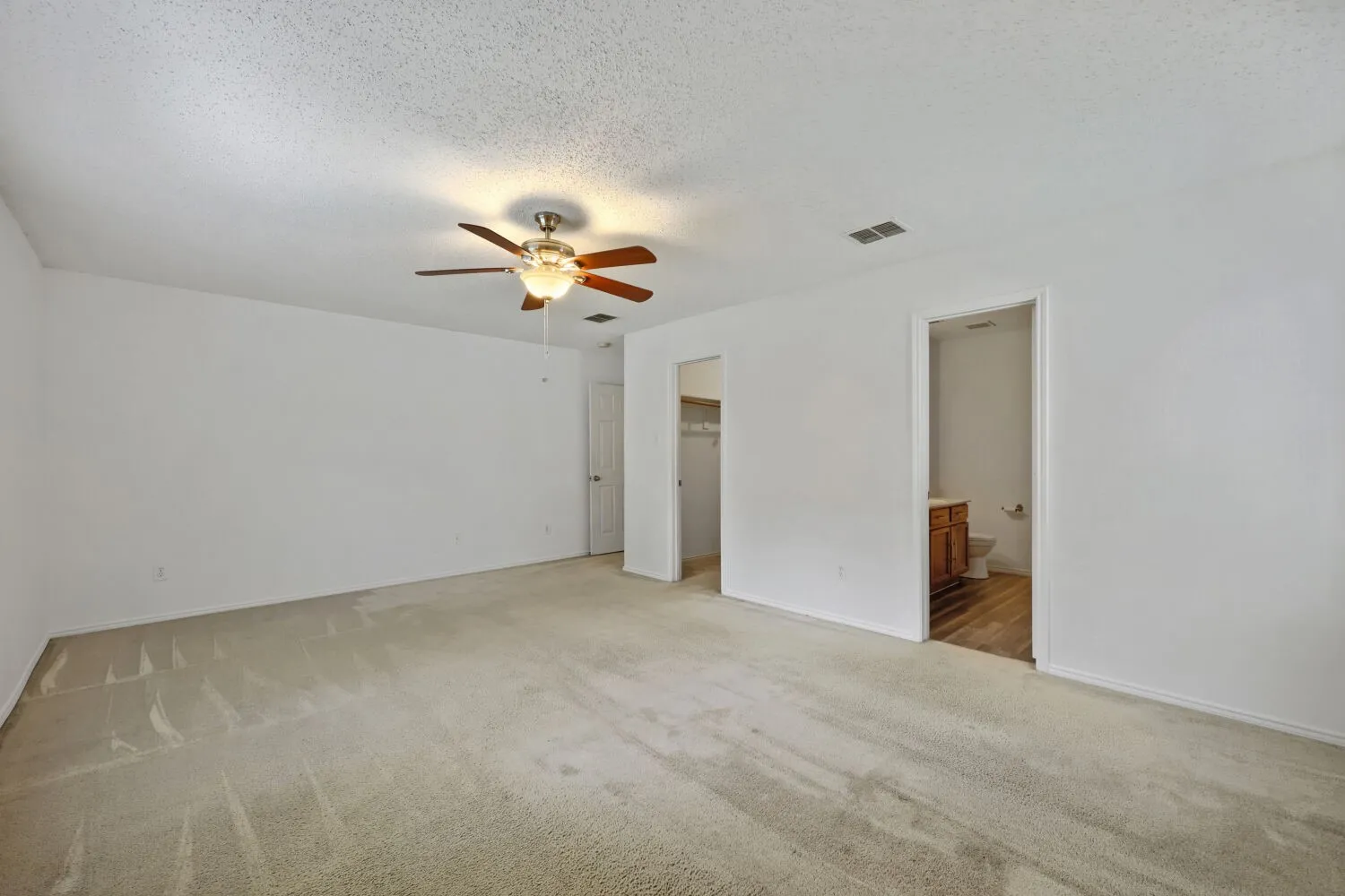 Single Family Residence For Sale in Tarrant County , 903 Hems Lane, Arlington, Texas 76001, 3 Bedroom, 2 Bathroom, 2 Garage spaces, 1,622 Sqft, built in 2003, mls#21295421, Real Estate Agent in Arlington, Homes For Sale in Tarrant county, Homes For Sale in Arlington, Realtor in Arlington Texas, Real Estate Brokerage Independent Realty Texas, Luminita Cordes Realtor