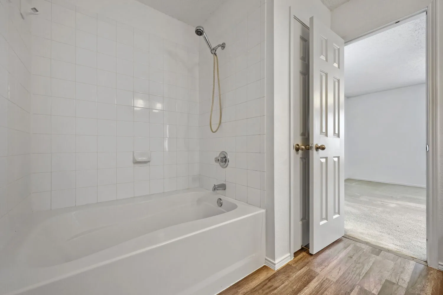 Single Family Residence For Sale in Tarrant County , 903 Hems Lane, Arlington, Texas 76001, 3 Bedroom, 2 Bathroom, 2 Garage spaces, 1,622 Sqft, built in 2003, mls#21295421, Real Estate Agent in Arlington, Homes For Sale in Tarrant county, Homes For Sale in Arlington, Realtor in Arlington Texas, Real Estate Brokerage Independent Realty Texas, Luminita Cordes Realtor