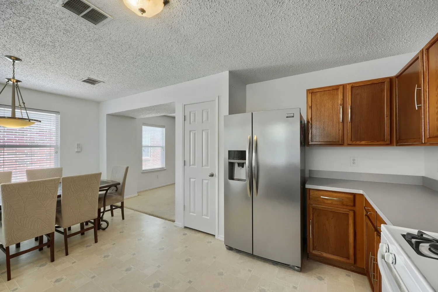 Single Family Residence For Sale in Tarrant County , 903 Hems Lane, Arlington, Texas 76001, 3 Bedroom, 2 Bathroom, 2 Garage spaces, 1,622 Sqft, built in 2003, mls#21295421, Real Estate Agent in Arlington, Homes For Sale in Tarrant county, Homes For Sale in Arlington, Realtor in Arlington Texas, Real Estate Brokerage Independent Realty Texas, Luminita Cordes Realtor