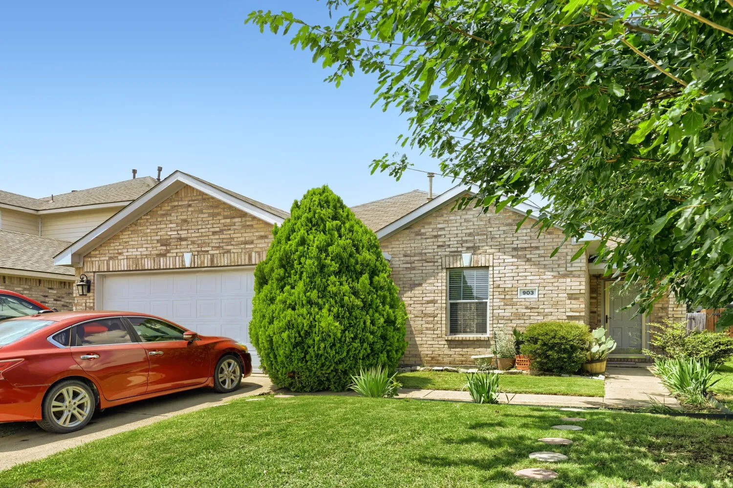 Single Family Residence For Sale in Tarrant County , 903 Hems Lane, Arlington, Texas 76001, 3 Bedroom, 2 Bathroom, 2 Garage spaces, 1,622 Sqft, built in 2003, mls#21295421, Real Estate Agent in Arlington, Homes For Sale in Tarrant county, Homes For Sale in Arlington, Realtor in Arlington Texas, Real Estate Brokerage Independent Realty Texas, Luminita Cordes Realtor