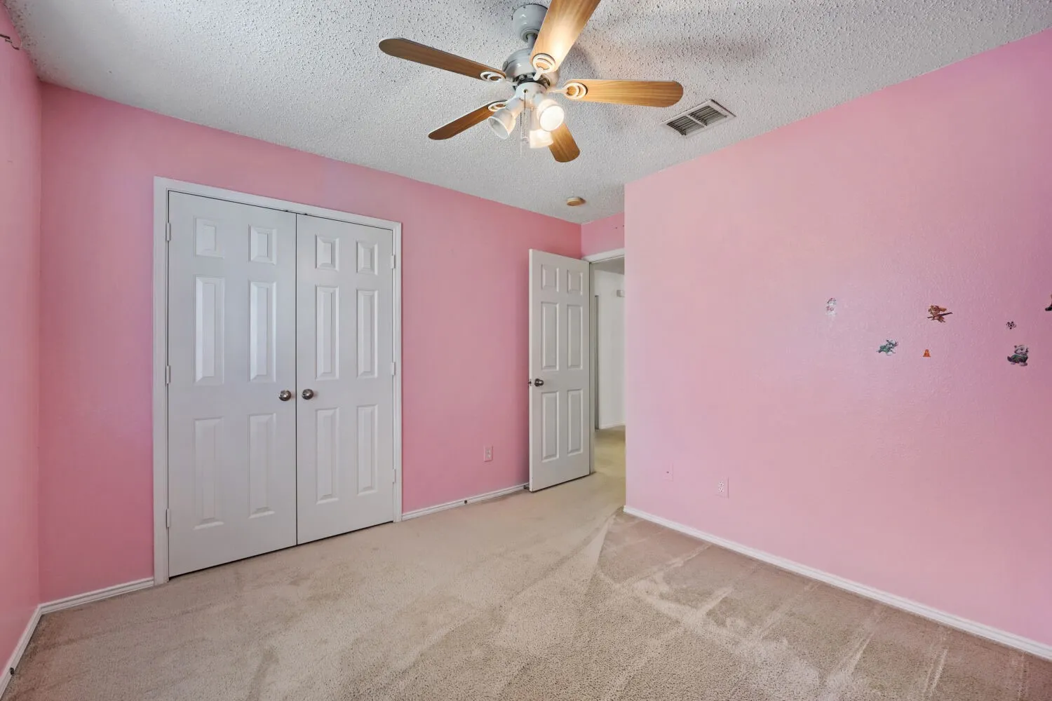 Single Family Residence For Sale in Tarrant County , 903 Hems Lane, Arlington, Texas 76001, 3 Bedroom, 2 Bathroom, 2 Garage spaces, 1,622 Sqft, built in 2003, mls#21295421, Real Estate Agent in Arlington, Homes For Sale in Tarrant county, Homes For Sale in Arlington, Realtor in Arlington Texas, Real Estate Brokerage Independent Realty Texas, Luminita Cordes Realtor