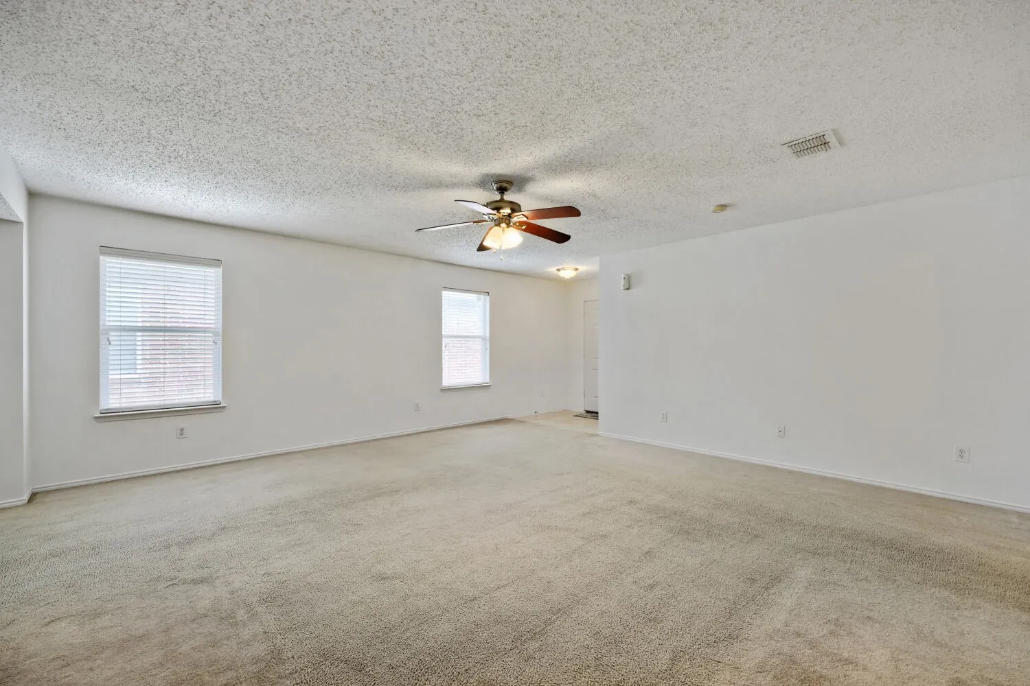 Single Family Residence For Sale in Tarrant County , 903 Hems Lane, Arlington, Texas 76001, 3 Bedroom, 2 Bathroom, 2 Garage spaces, 1,622 Sqft, built in 2003, mls#21295421, Real Estate Agent in Arlington, Homes For Sale in Tarrant county, Homes For Sale in Arlington, Realtor in Arlington Texas, Real Estate Brokerage Independent Realty Texas, Luminita Cordes Realtor