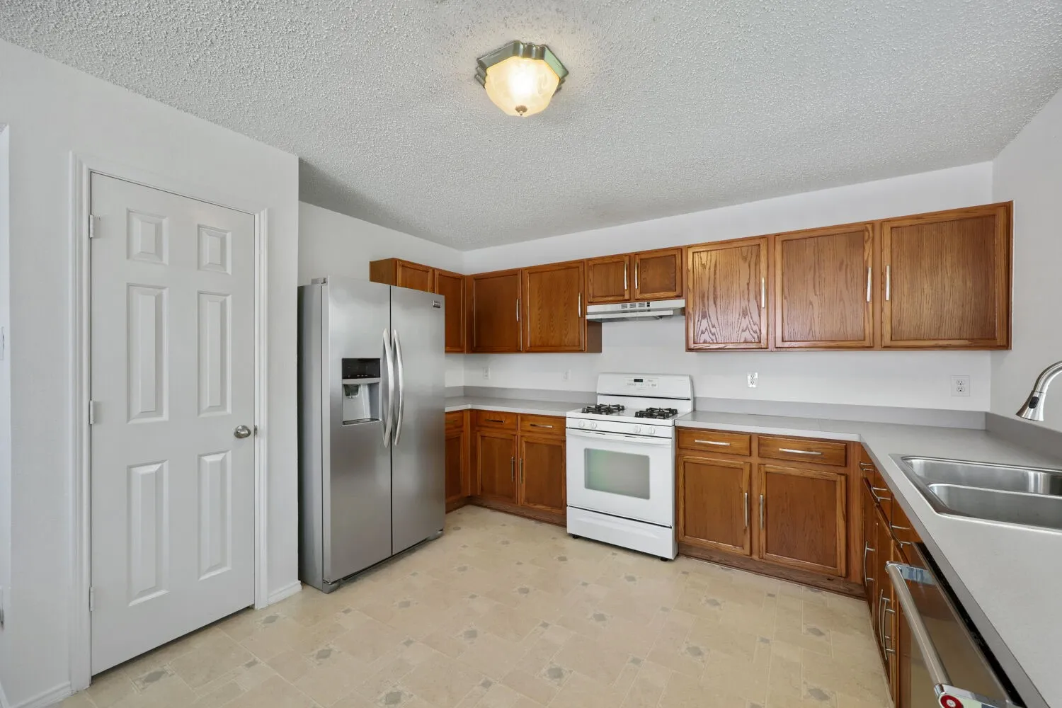 Single Family Residence For Sale in Tarrant County , 903 Hems Lane, Arlington, Texas 76001, 3 Bedroom, 2 Bathroom, 2 Garage spaces, 1,622 Sqft, built in 2003, mls#21295421, Real Estate Agent in Arlington, Homes For Sale in Tarrant county, Homes For Sale in Arlington, Realtor in Arlington Texas, Real Estate Brokerage Independent Realty Texas, Luminita Cordes Realtor