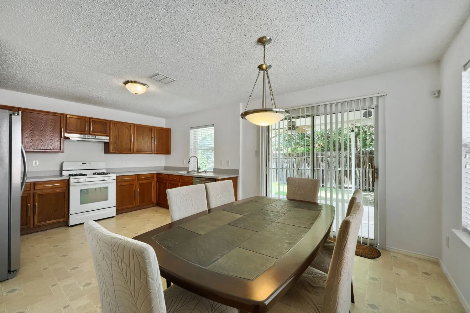 Single Family Residence For Sale in Tarrant County , 903 Hems Lane, Arlington, Texas 76001, 3 Bedroom, 2 Bathroom, 2 Garage spaces, 1,622 Sqft, built in 2003, mls#21295421, Real Estate Agent in Arlington, Homes For Sale in Tarrant county, Homes For Sale in Arlington, Realtor in Arlington Texas, Real Estate Brokerage Independent Realty Texas, Luminita Cordes Realtor