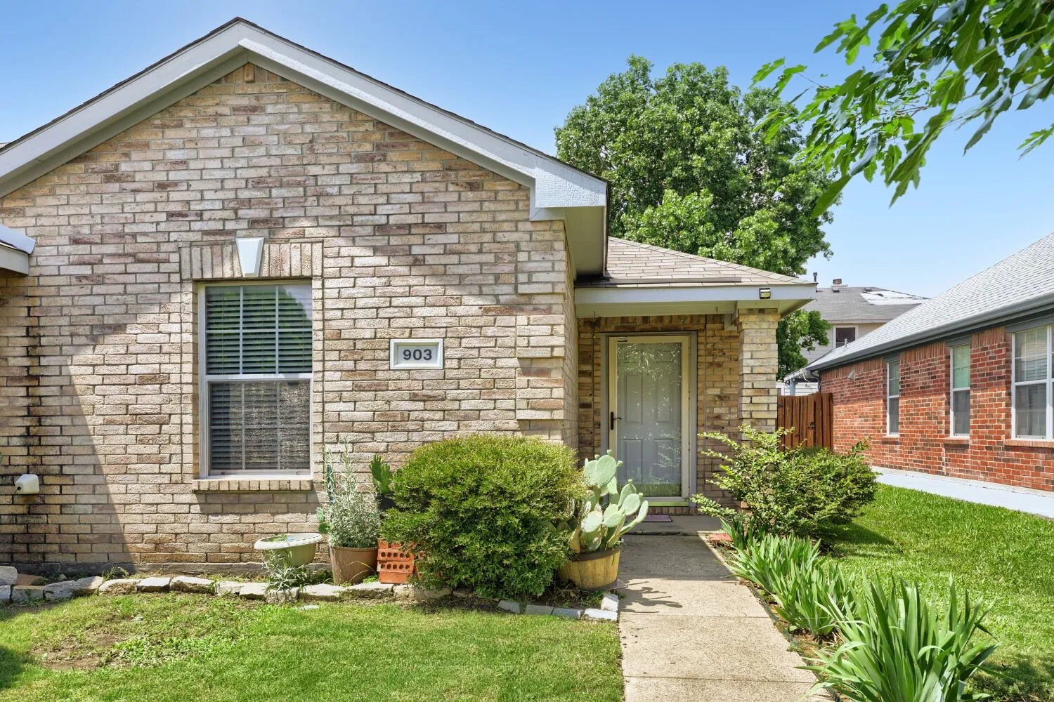 Single Family Residence For Sale in Tarrant County , 903 Hems Lane, Arlington, Texas 76001, 3 Bedroom, 2 Bathroom, 2 Garage spaces, 1,622 Sqft, built in 2003, mls#21295421, Real Estate Agent in Arlington, Homes For Sale in Tarrant county, Homes For Sale in Arlington, Realtor in Arlington Texas, Real Estate Brokerage Independent Realty Texas, Luminita Cordes Realtor