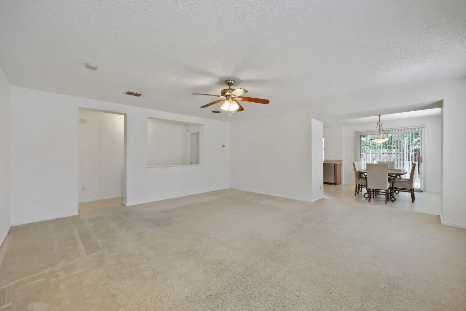 Single Family Residence For Sale in Tarrant County , 903 Hems Lane, Arlington, Texas 76001, 3 Bedroom, 2 Bathroom, 2 Garage spaces, 1,622 Sqft, built in 2003, mls#21295421, Real Estate Agent in Arlington, Homes For Sale in Tarrant county, Homes For Sale in Arlington, Realtor in Arlington Texas, Real Estate Brokerage Independent Realty Texas, Luminita Cordes Realtor