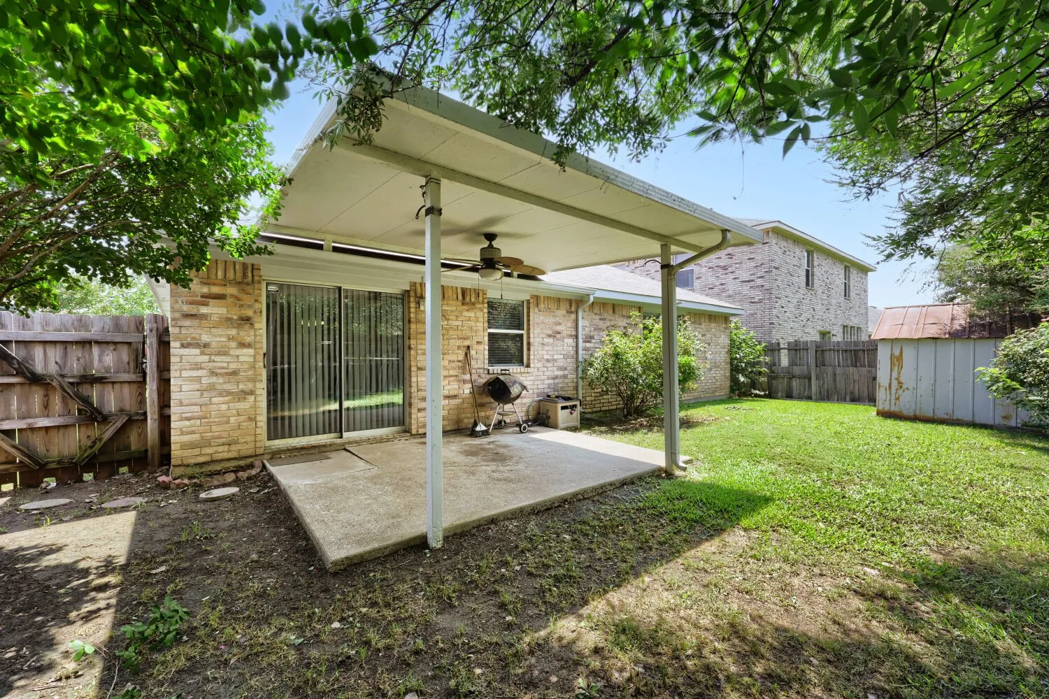Single Family Residence For Sale in Tarrant County , 903 Hems Lane, Arlington, Texas 76001, 3 Bedroom, 2 Bathroom, 2 Garage spaces, 1,622 Sqft, built in 2003, mls#21295421, Real Estate Agent in Arlington, Homes For Sale in Tarrant county, Homes For Sale in Arlington, Realtor in Arlington Texas, Real Estate Brokerage Independent Realty Texas, Luminita Cordes Realtor