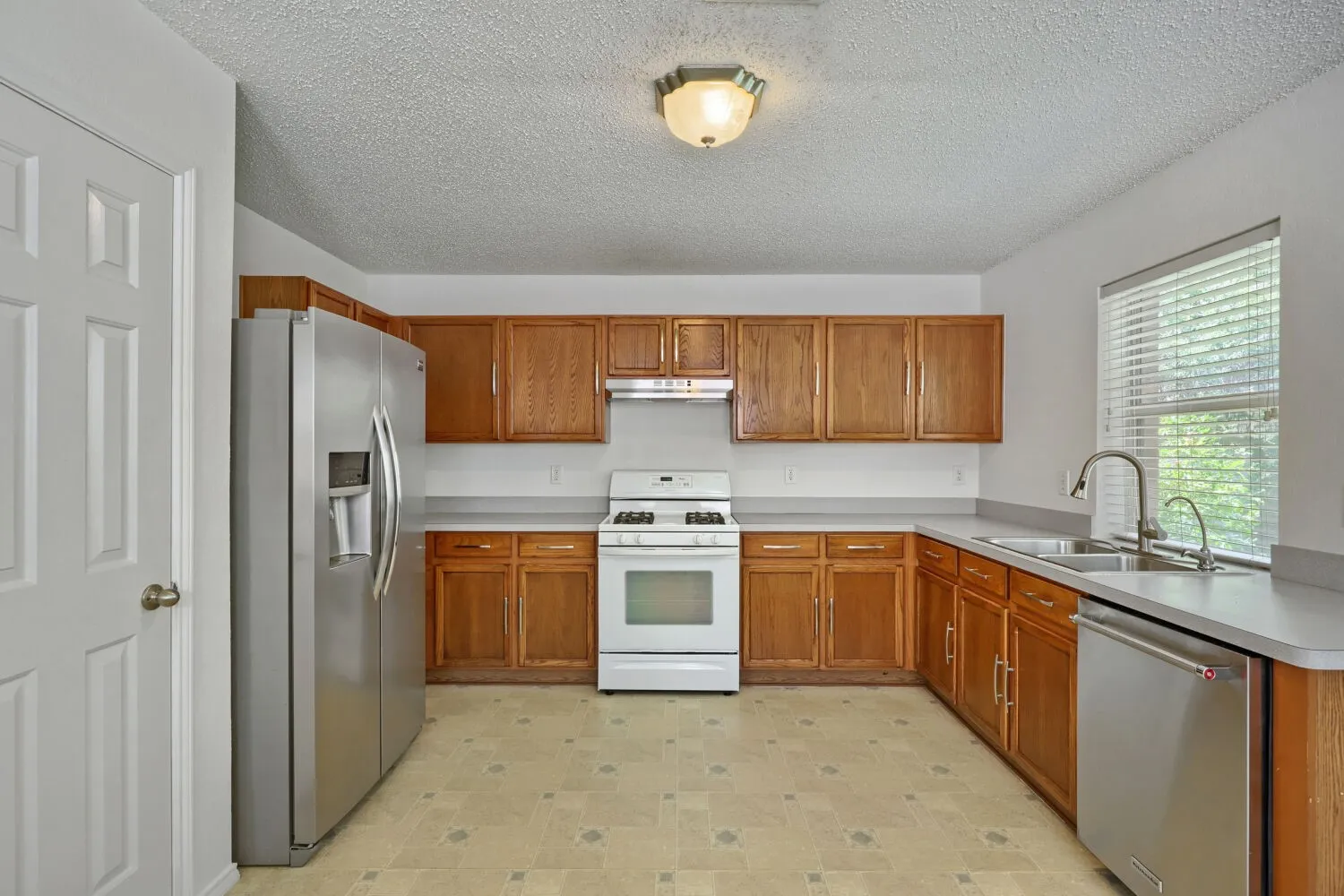 Single Family Residence For Sale in Tarrant County , 903 Hems Lane, Arlington, Texas 76001, 3 Bedroom, 2 Bathroom, 2 Garage spaces, 1,622 Sqft, built in 2003, mls#21295421, Real Estate Agent in Arlington, Homes For Sale in Tarrant county, Homes For Sale in Arlington, Realtor in Arlington Texas, Real Estate Brokerage Independent Realty Texas, Luminita Cordes Realtor