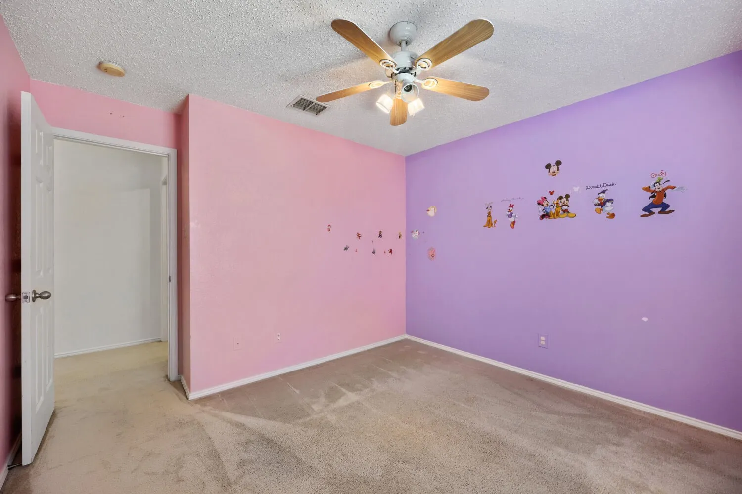 Single Family Residence For Sale in Tarrant County , 903 Hems Lane, Arlington, Texas 76001, 3 Bedroom, 2 Bathroom, 2 Garage spaces, 1,622 Sqft, built in 2003, mls#21295421, Real Estate Agent in Arlington, Homes For Sale in Tarrant county, Homes For Sale in Arlington, Realtor in Arlington Texas, Real Estate Brokerage Independent Realty Texas, Luminita Cordes Realtor