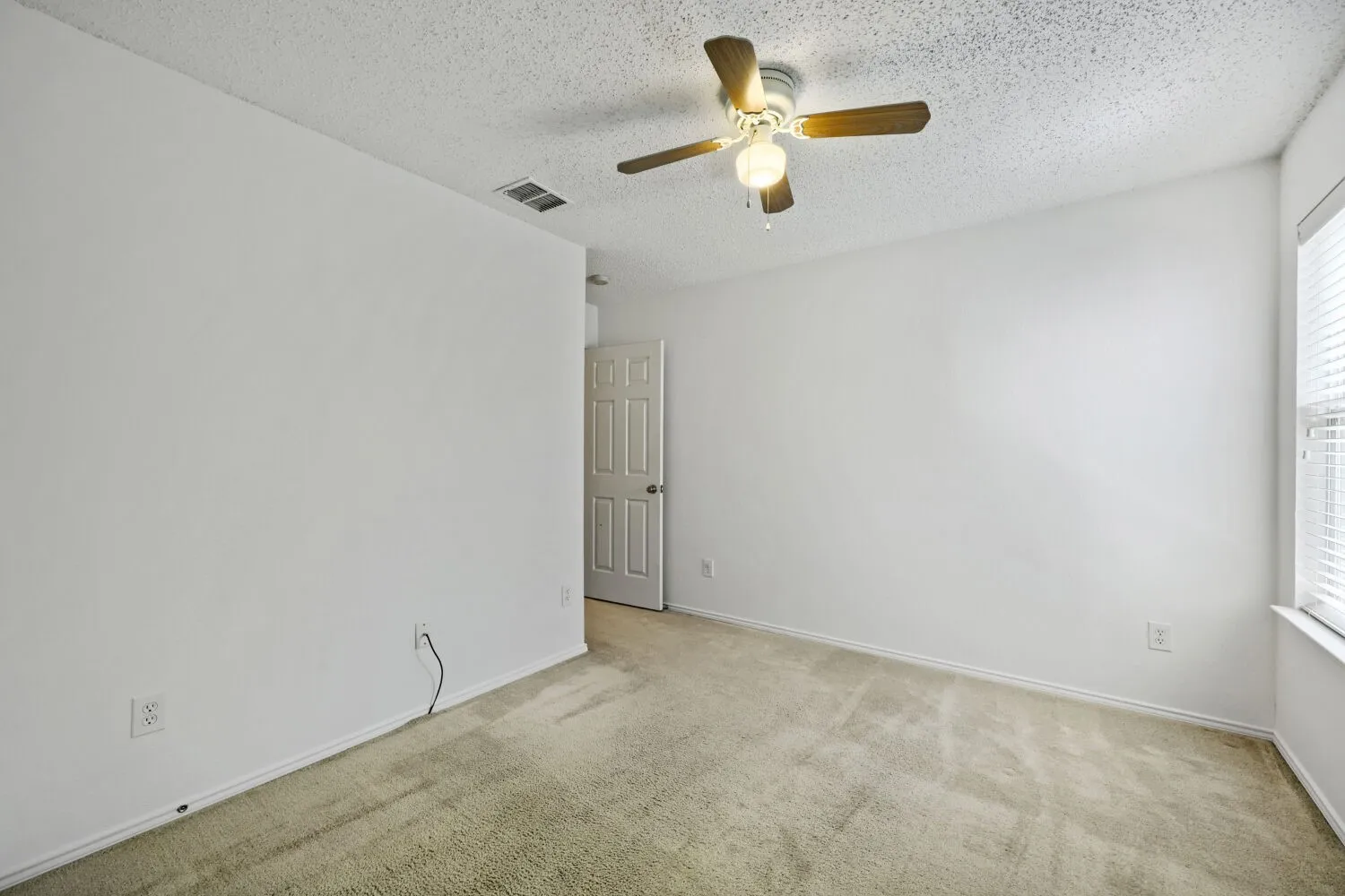 Single Family Residence For Sale in Tarrant County , 903 Hems Lane, Arlington, Texas 76001, 3 Bedroom, 2 Bathroom, 2 Garage spaces, 1,622 Sqft, built in 2003, mls#21295421, Real Estate Agent in Arlington, Homes For Sale in Tarrant county, Homes For Sale in Arlington, Realtor in Arlington Texas, Real Estate Brokerage Independent Realty Texas, Luminita Cordes Realtor