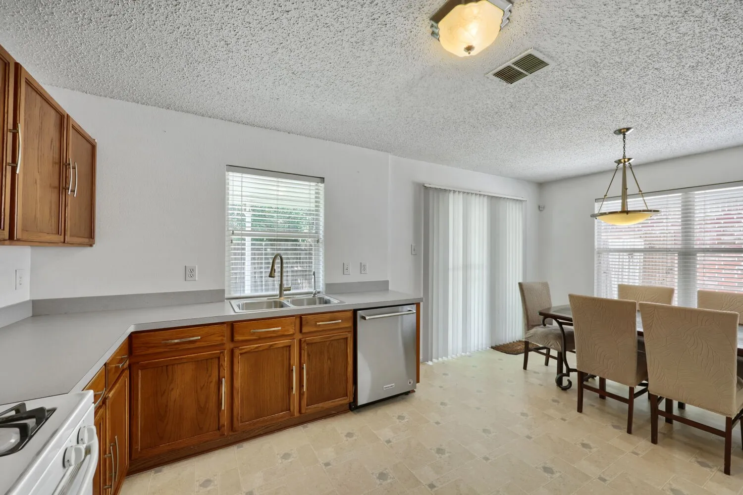 Single Family Residence For Sale in Tarrant County , 903 Hems Lane, Arlington, Texas 76001, 3 Bedroom, 2 Bathroom, 2 Garage spaces, 1,622 Sqft, built in 2003, mls#21295421, Real Estate Agent in Arlington, Homes For Sale in Tarrant county, Homes For Sale in Arlington, Realtor in Arlington Texas, Real Estate Brokerage Independent Realty Texas, Luminita Cordes Realtor