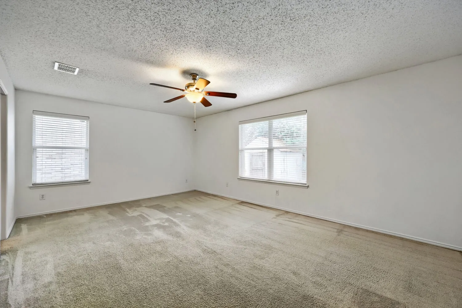Single Family Residence For Sale in Tarrant County , 903 Hems Lane, Arlington, Texas 76001, 3 Bedroom, 2 Bathroom, 2 Garage spaces, 1,622 Sqft, built in 2003, mls#21295421, Real Estate Agent in Arlington, Homes For Sale in Tarrant county, Homes For Sale in Arlington, Realtor in Arlington Texas, Real Estate Brokerage Independent Realty Texas, Luminita Cordes Realtor