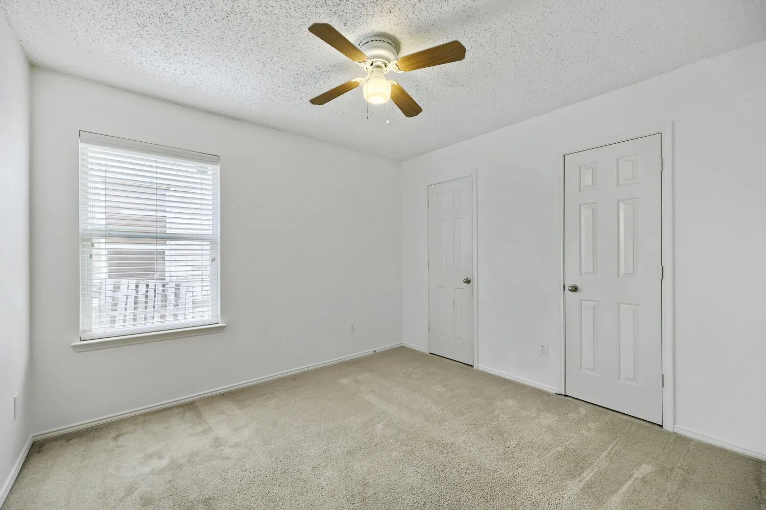 Single Family Residence For Sale in Tarrant County , 903 Hems Lane, Arlington, Texas 76001, 3 Bedroom, 2 Bathroom, 2 Garage spaces, 1,622 Sqft, built in 2003, mls#21295421, Real Estate Agent in Arlington, Homes For Sale in Tarrant county, Homes For Sale in Arlington, Realtor in Arlington Texas, Real Estate Brokerage Independent Realty Texas, Luminita Cordes Realtor