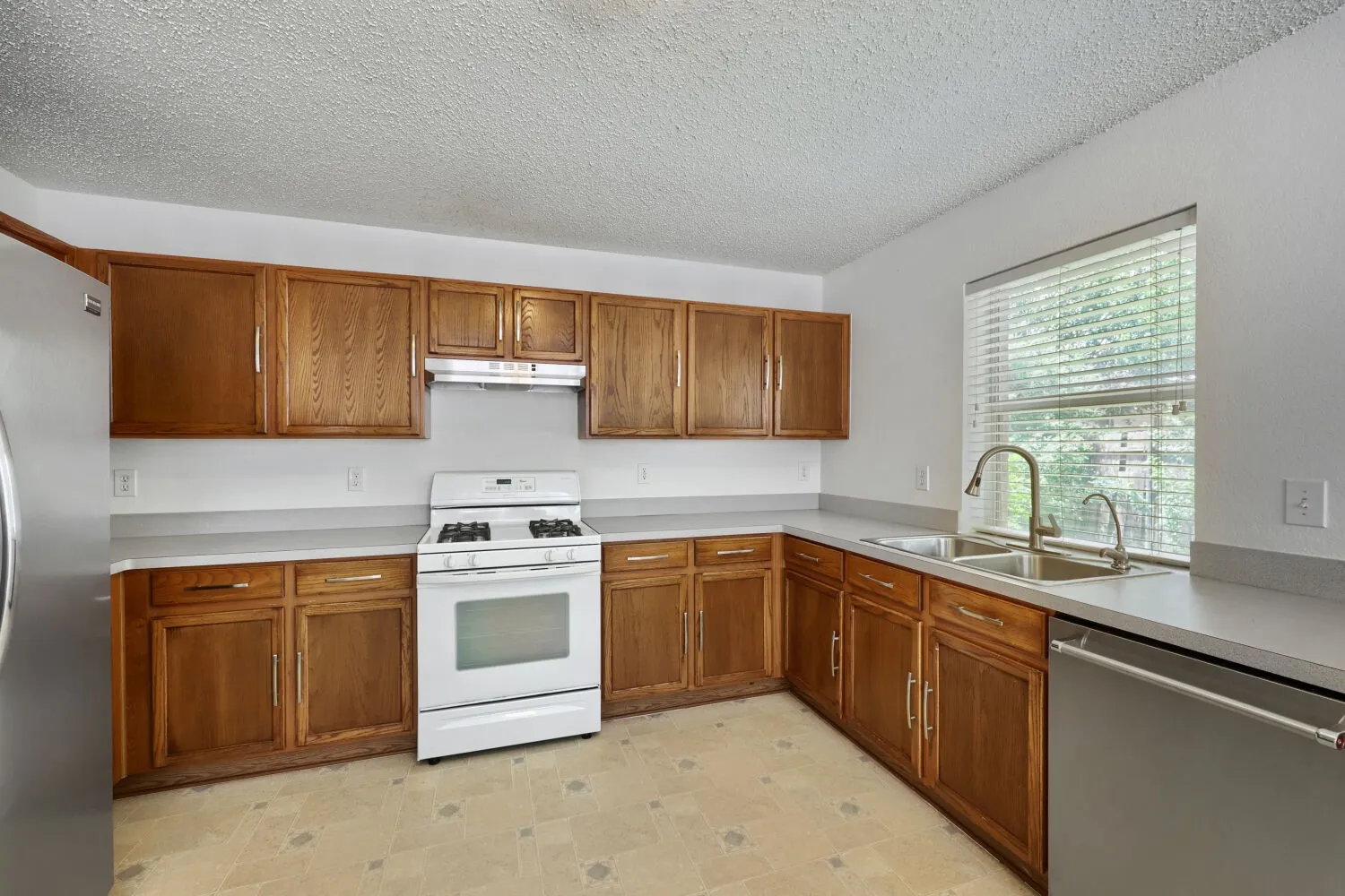 Single Family Residence For Sale in Tarrant County , 903 Hems Lane, Arlington, Texas 76001, 3 Bedroom, 2 Bathroom, 2 Garage spaces, 1,622 Sqft, built in 2003, mls#21295421, Real Estate Agent in Arlington, Homes For Sale in Tarrant county, Homes For Sale in Arlington, Realtor in Arlington Texas, Real Estate Brokerage Independent Realty Texas, Luminita Cordes Realtor