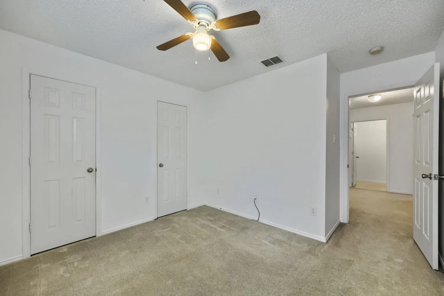 Single Family Residence For Sale in Tarrant County , 903 Hems Lane, Arlington, Texas 76001, 3 Bedroom, 2 Bathroom, 2 Garage spaces, 1,622 Sqft, built in 2003, mls#21295421, Real Estate Agent in Arlington, Homes For Sale in Tarrant county, Homes For Sale in Arlington, Realtor in Arlington Texas, Real Estate Brokerage Independent Realty Texas, Luminita Cordes Realtor