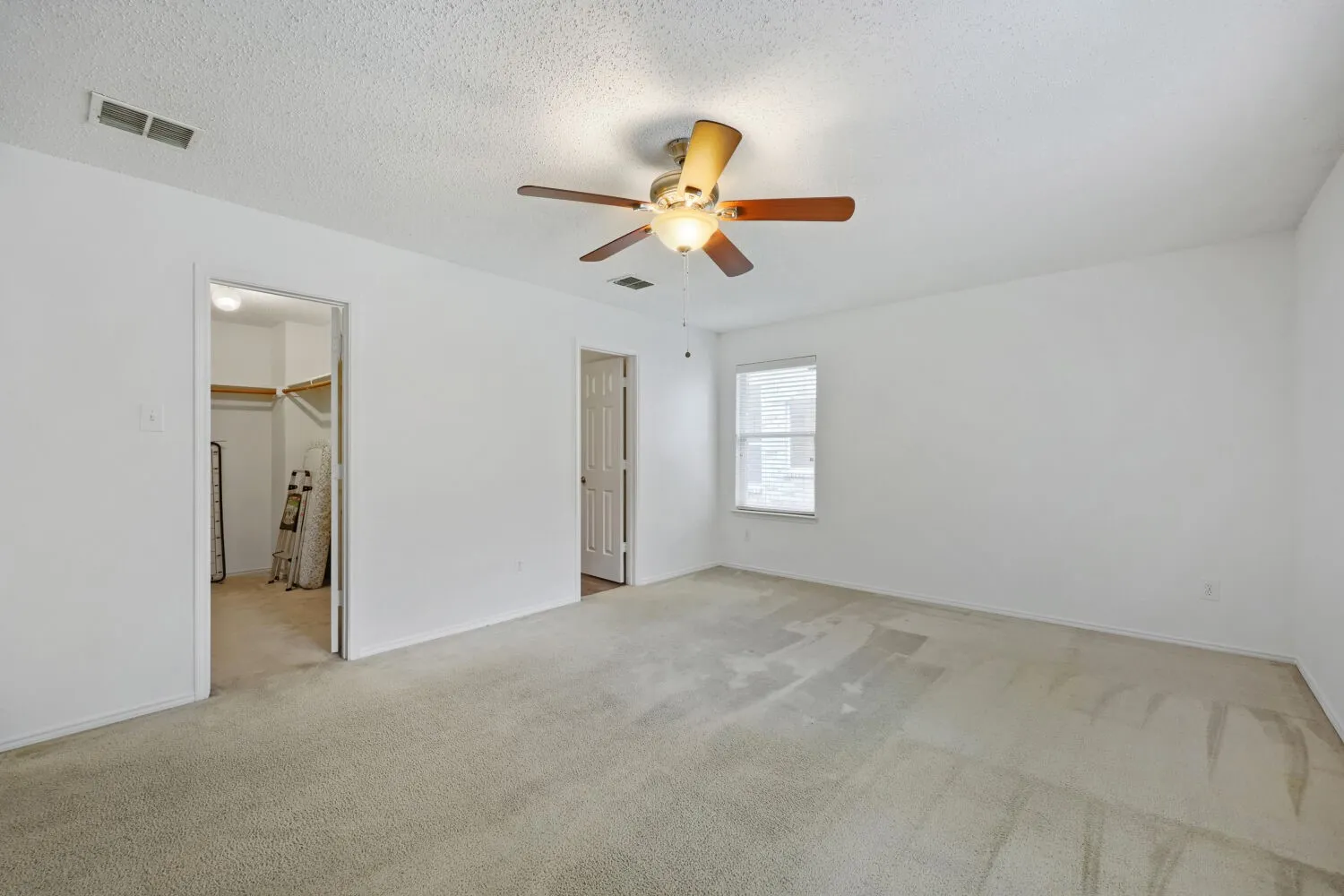 Single Family Residence For Sale in Tarrant County , 903 Hems Lane, Arlington, Texas 76001, 3 Bedroom, 2 Bathroom, 2 Garage spaces, 1,622 Sqft, built in 2003, mls#21295421, Real Estate Agent in Arlington, Homes For Sale in Tarrant county, Homes For Sale in Arlington, Realtor in Arlington Texas, Real Estate Brokerage Independent Realty Texas, Luminita Cordes Realtor