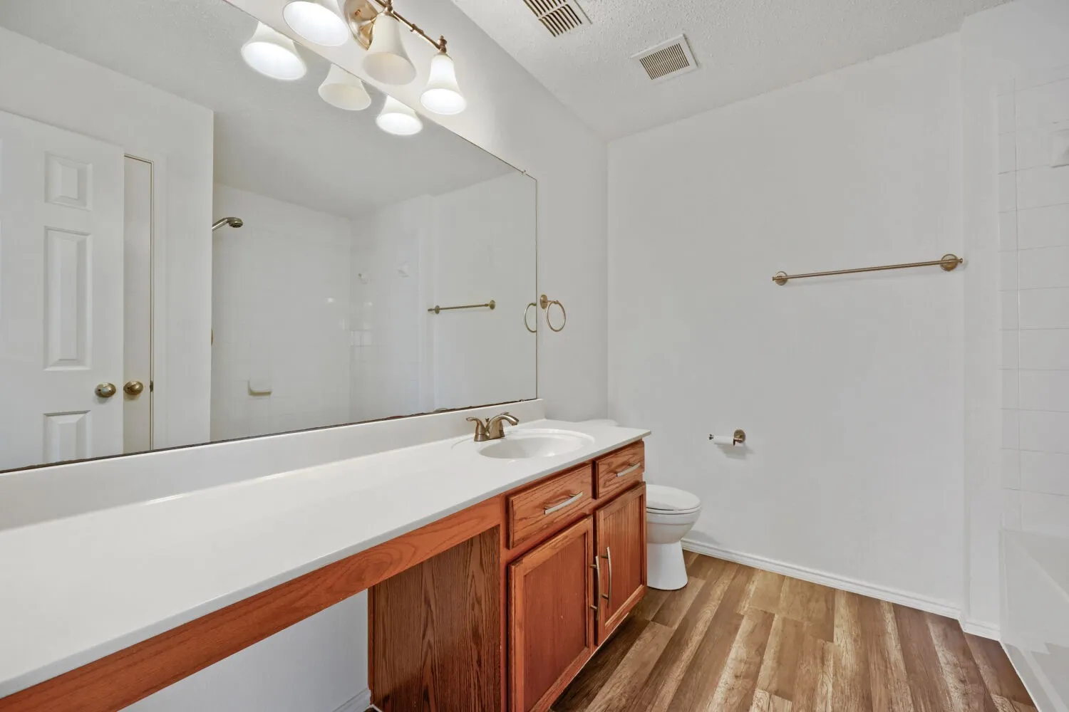 Single Family Residence For Sale in Tarrant County , 903 Hems Lane, Arlington, Texas 76001, 3 Bedroom, 2 Bathroom, 2 Garage spaces, 1,622 Sqft, built in 2003, mls#21295421, Real Estate Agent in Arlington, Homes For Sale in Tarrant county, Homes For Sale in Arlington, Realtor in Arlington Texas, Real Estate Brokerage Independent Realty Texas, Luminita Cordes Realtor