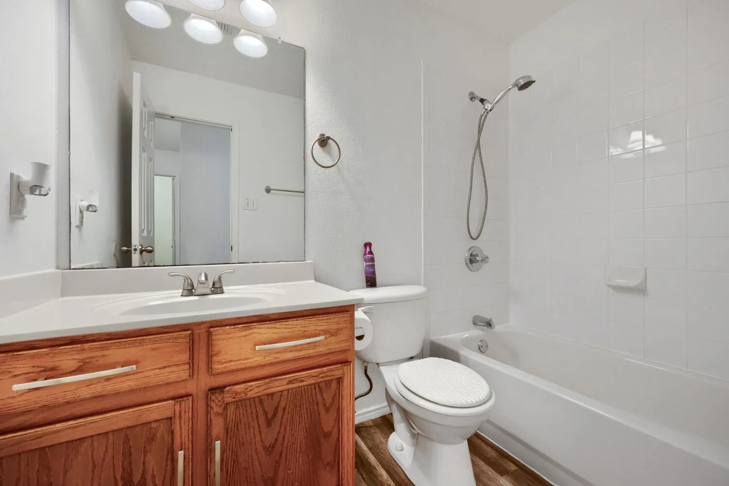 Single Family Residence For Sale in Tarrant County , 903 Hems Lane, Arlington, Texas 76001, 3 Bedroom, 2 Bathroom, 2 Garage spaces, 1,622 Sqft, built in 2003, mls#21295421, Real Estate Agent in Arlington, Homes For Sale in Tarrant county, Homes For Sale in Arlington, Realtor in Arlington Texas, Real Estate Brokerage Independent Realty Texas, Luminita Cordes Realtor