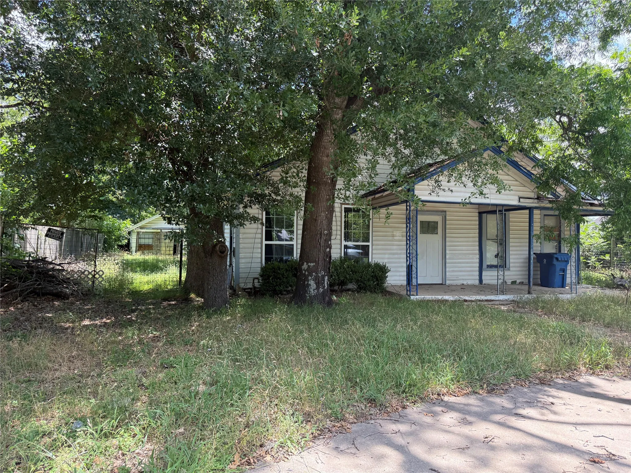 Single Family Residence For Sale in Limestone County , 405 S Canton Street, Mexia, Texas 76667, 3 Bedroom, 1 Bathroom, 1 Garage spaces, 1,296 Sqft, built in 1964, mls#21296177, Real Estate Agent in Mexia, Homes For Sale in Limestone county, Homes For Sale in Mexia, Realtor in Mexia Texas, Real Estate Brokerage Independent Realty Texas, Luminita Cordes Realtor