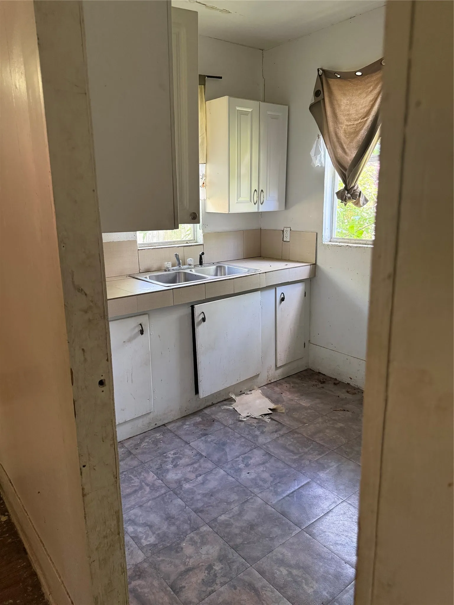 Single Family Residence For Sale in Limestone County , 405 S Canton Street, Mexia, Texas 76667, 3 Bedroom, 1 Bathroom, 1 Garage spaces, 1,296 Sqft, built in 1964, mls#21296177, Real Estate Agent in Mexia, Homes For Sale in Limestone county, Homes For Sale in Mexia, Realtor in Mexia Texas, Real Estate Brokerage Independent Realty Texas, Luminita Cordes Realtor