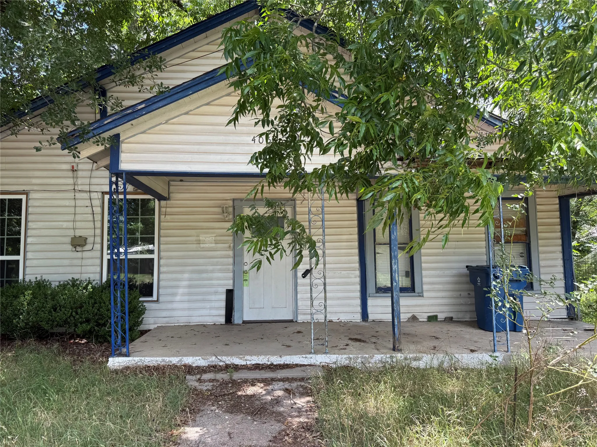 Single Family Residence For Sale in Limestone County , 405 S Canton Street, Mexia, Texas 76667, 3 Bedroom, 1 Bathroom, 1 Garage spaces, 1,296 Sqft, built in 1964, mls#21296177, Real Estate Agent in Mexia, Homes For Sale in Limestone county, Homes For Sale in Mexia, Realtor in Mexia Texas, Real Estate Brokerage Independent Realty Texas, Luminita Cordes Realtor