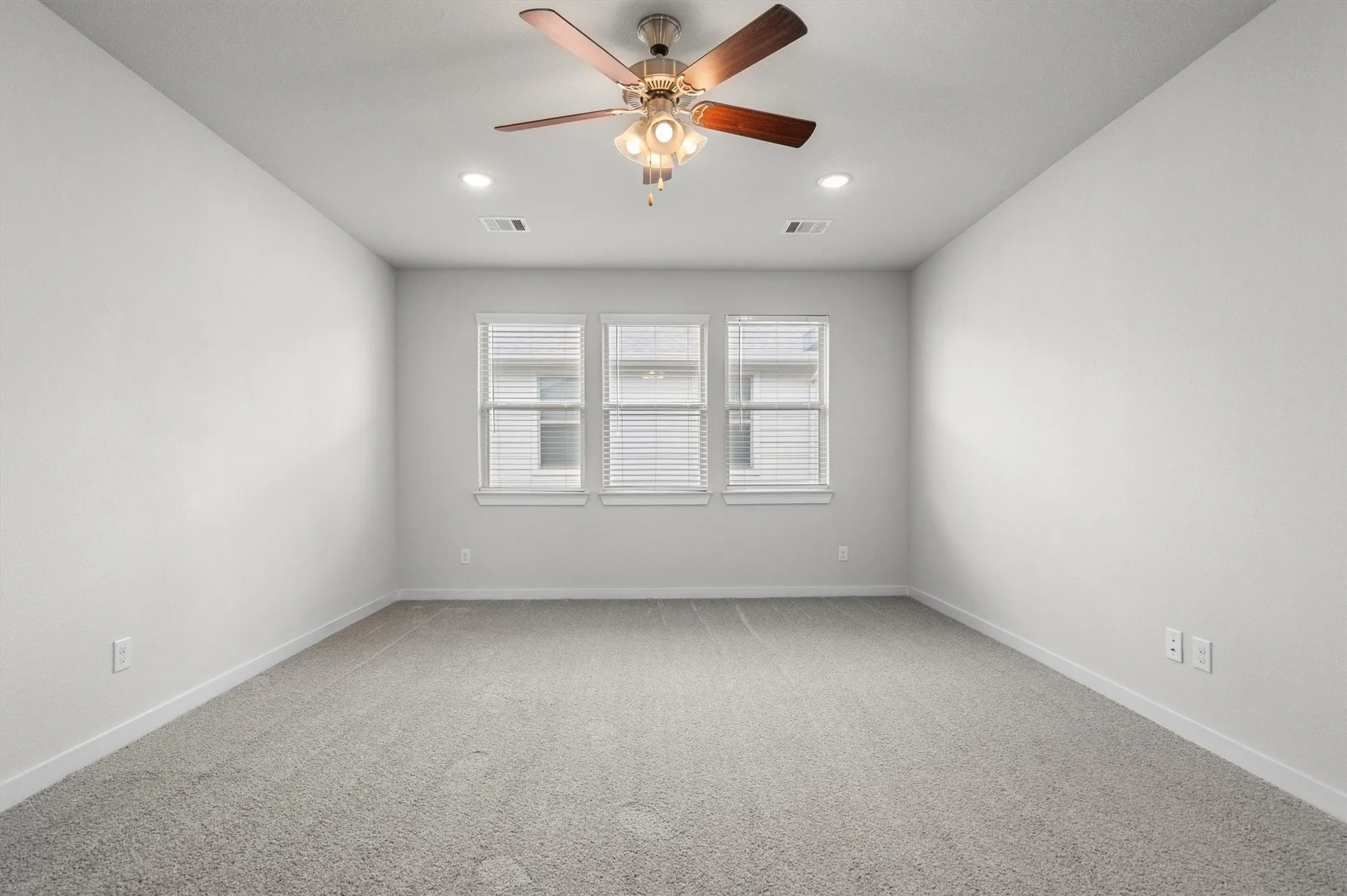 Single Family Residence For Sale in Denton County , 14613 Martin Creek Cove, Fort Worth, Texas 76262, 4 Bedroom, 3 Bathroom, 2 Garage spaces, 2,449 Sqft, built in 2019, mls#21286990, Real Estate Agent in Fort Worth, Homes For Sale in Denton county, Homes For Sale in Fort Worth, Realtor in Fort Worth Texas, Real Estate Brokerage Independent Realty Texas, Luminita Cordes Realtor