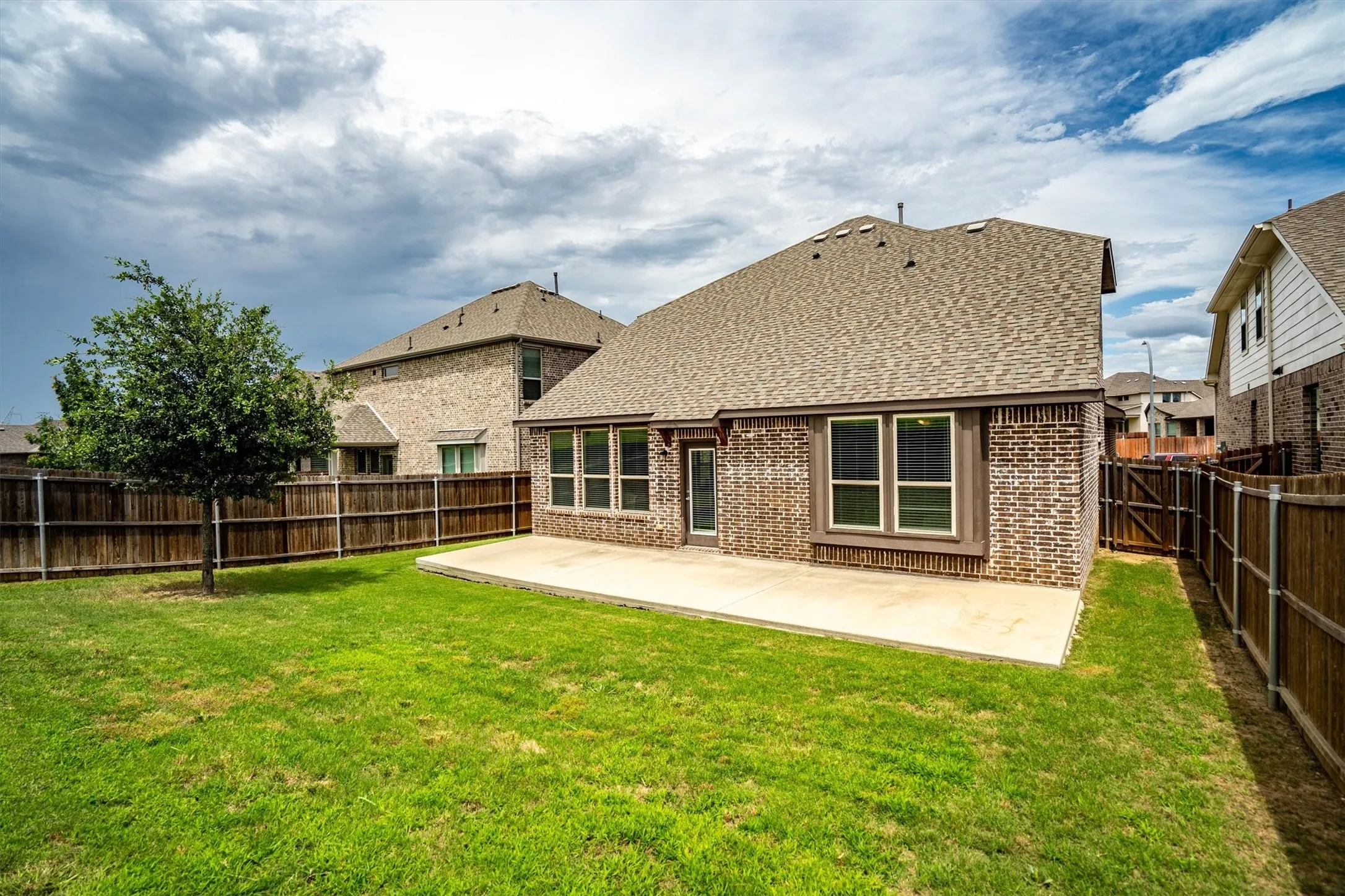Single Family Residence For Sale in Denton County , 14613 Martin Creek Cove, Fort Worth, Texas 76262, 4 Bedroom, 3 Bathroom, 2 Garage spaces, 2,449 Sqft, built in 2019, mls#21286990, Real Estate Agent in Fort Worth, Homes For Sale in Denton county, Homes For Sale in Fort Worth, Realtor in Fort Worth Texas, Real Estate Brokerage Independent Realty Texas, Luminita Cordes Realtor