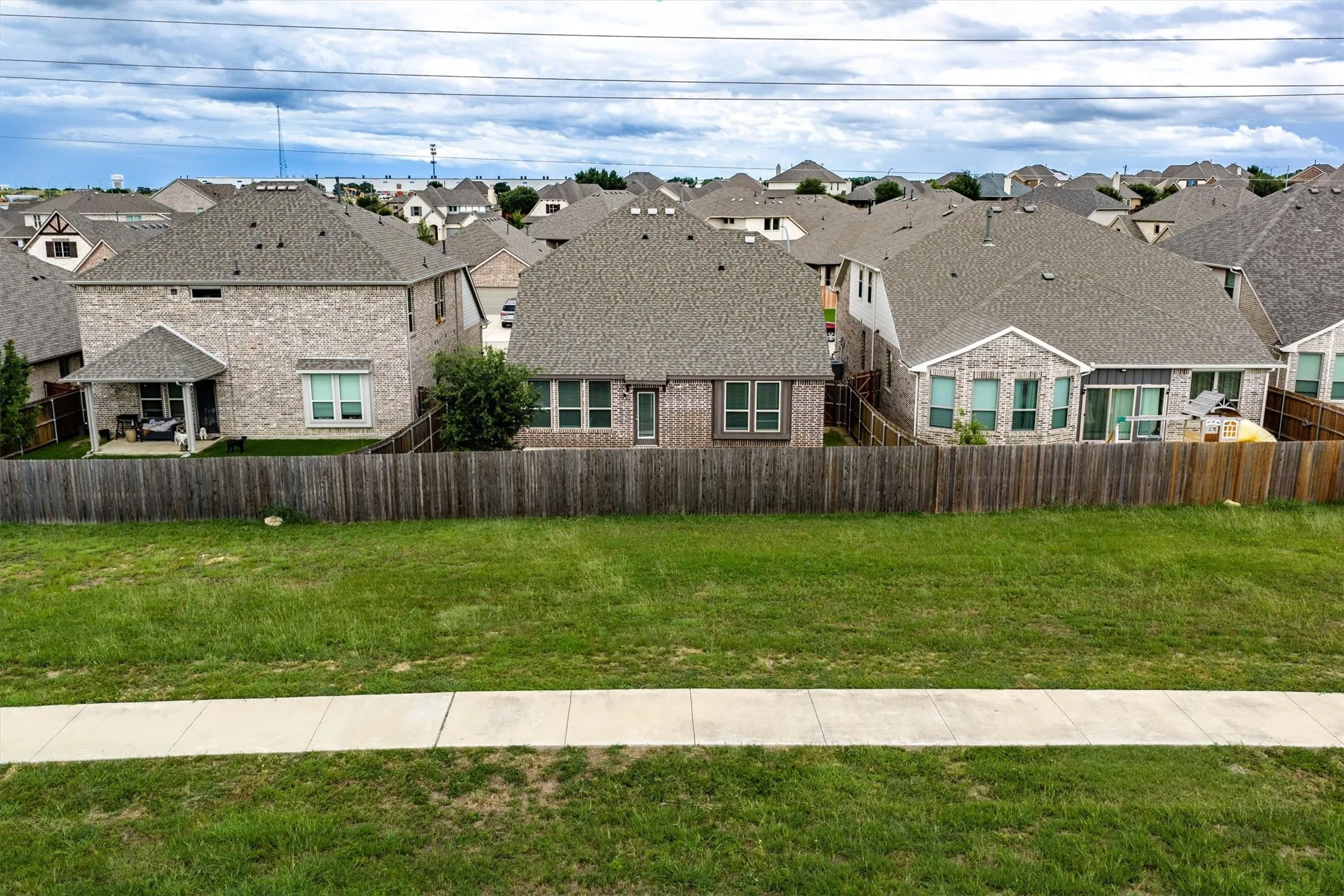 Single Family Residence For Sale in Denton County , 14613 Martin Creek Cove, Fort Worth, Texas 76262, 4 Bedroom, 3 Bathroom, 2 Garage spaces, 2,449 Sqft, built in 2019, mls#21286990, Real Estate Agent in Fort Worth, Homes For Sale in Denton county, Homes For Sale in Fort Worth, Realtor in Fort Worth Texas, Real Estate Brokerage Independent Realty Texas, Luminita Cordes Realtor