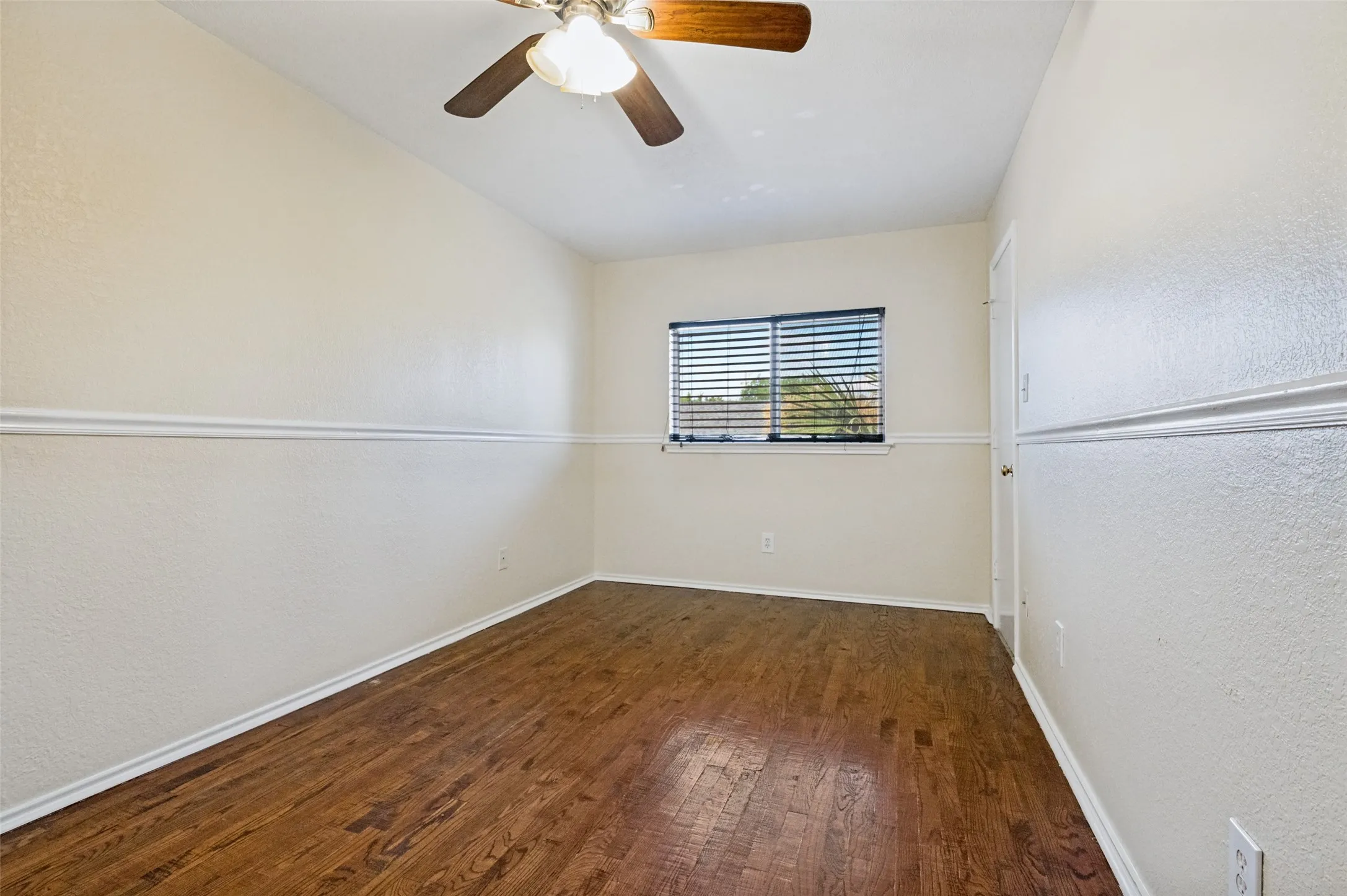 Single Family Residence For Sale in Dallas County , 628 King Street, Cedar Hill, Texas 75104, 4 Bedroom, 3 Bathroom, 2 Garage spaces, 2,380 Sqft, built in 1997, Price $325,000, mls#21291523, Real Estate Agent in Cedar Hill, Homes For Sale in Dallas county, Homes For Sale in Cedar Hill, Realtor in Cedar Hill Texas, Real Estate Brokerage Independent Realty Texas, Luminita Cordes Realtor