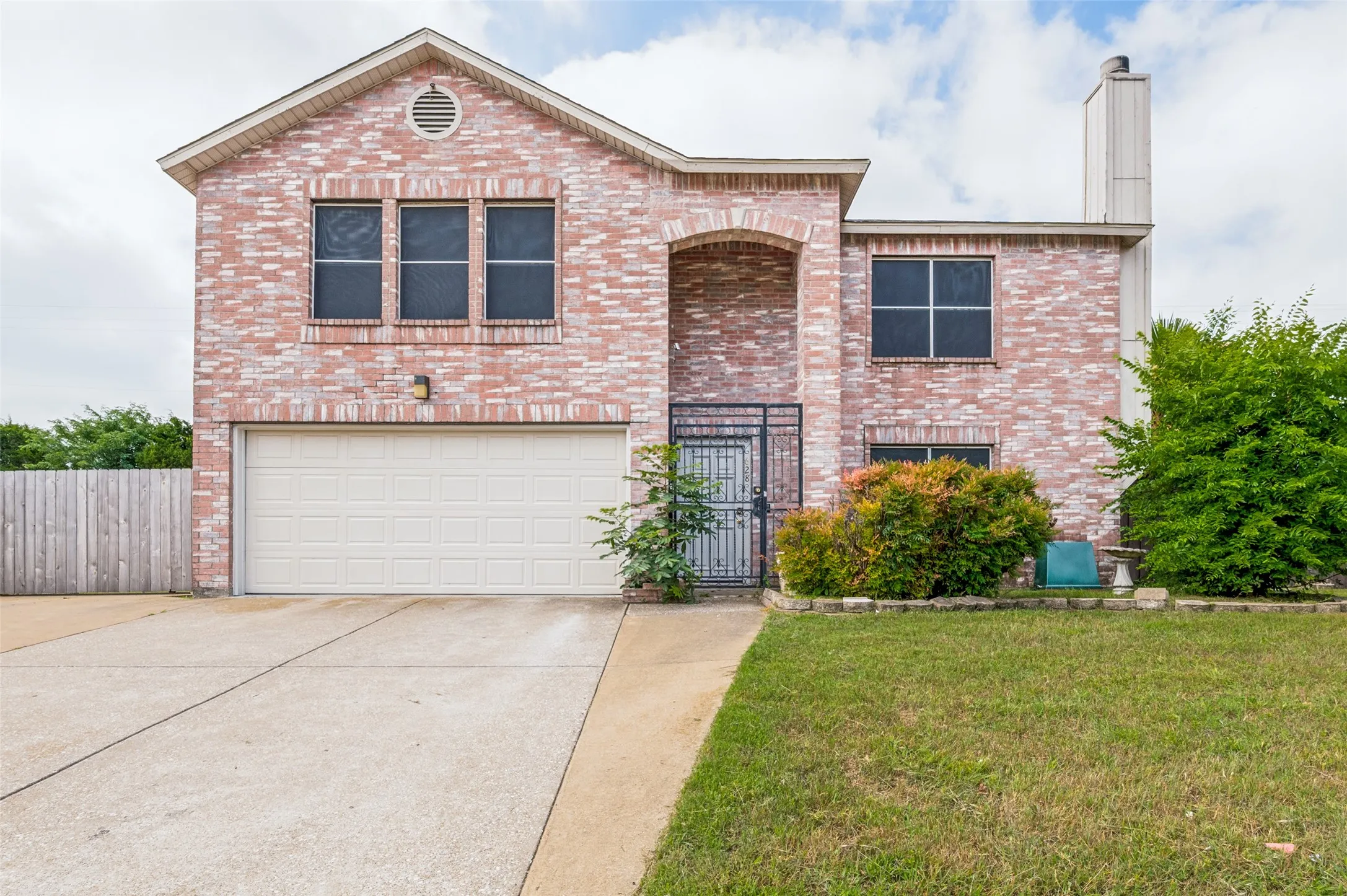 Single Family Residence For Sale in Dallas County , 628 King Street, Cedar Hill, Texas 75104, 4 Bedroom, 3 Bathroom, 2 Garage spaces, 2,380 Sqft, built in 1997, Price $325,000, mls#21291523, Real Estate Agent in Cedar Hill, Homes For Sale in Dallas county, Homes For Sale in Cedar Hill, Realtor in Cedar Hill Texas, Real Estate Brokerage Independent Realty Texas, Luminita Cordes Realtor