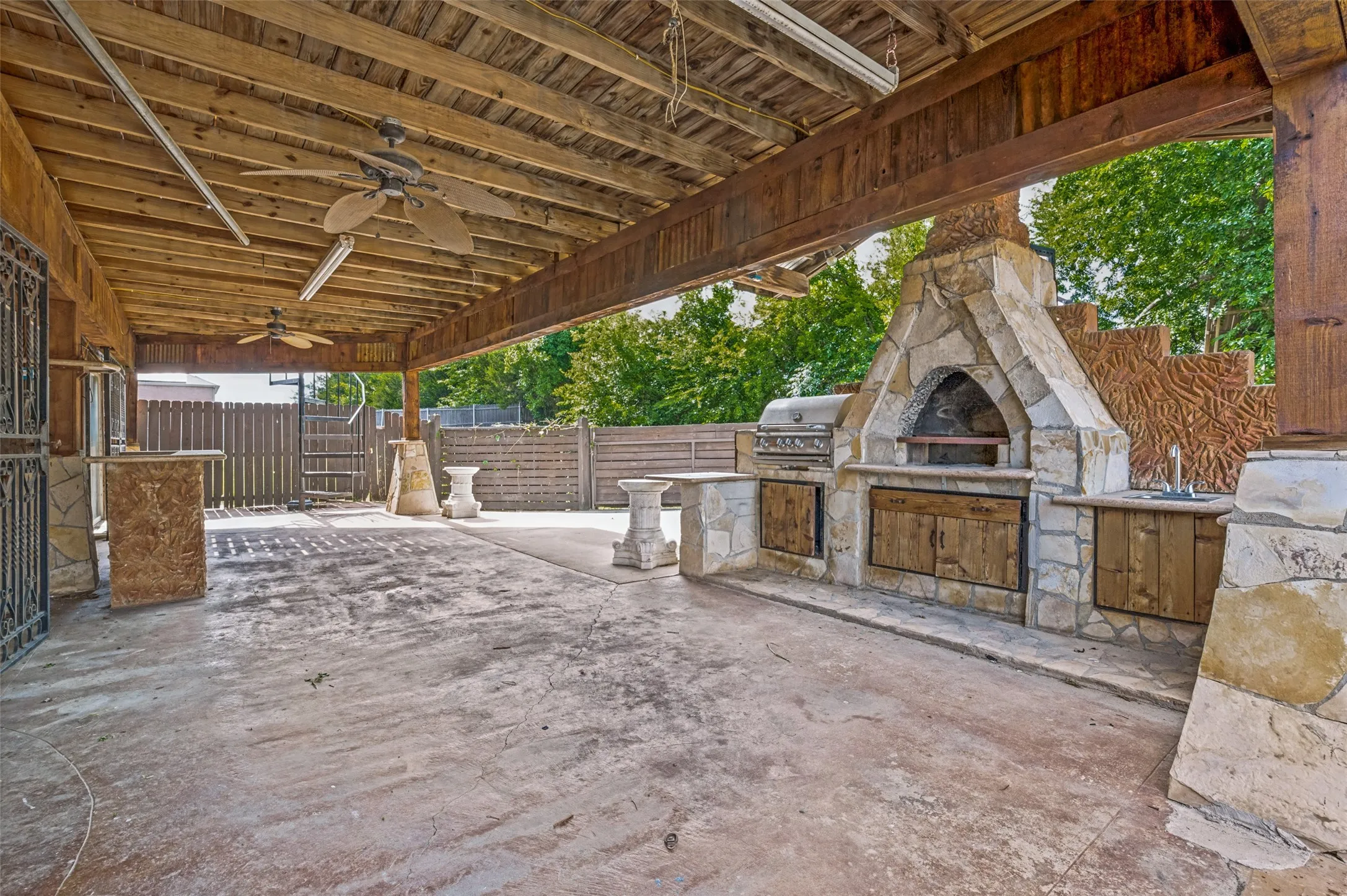 Single Family Residence For Sale in Dallas County , 628 King Street, Cedar Hill, Texas 75104, 4 Bedroom, 3 Bathroom, 2 Garage spaces, 2,380 Sqft, built in 1997, Price $325,000, mls#21291523, Real Estate Agent in Cedar Hill, Homes For Sale in Dallas county, Homes For Sale in Cedar Hill, Realtor in Cedar Hill Texas, Real Estate Brokerage Independent Realty Texas, Luminita Cordes Realtor