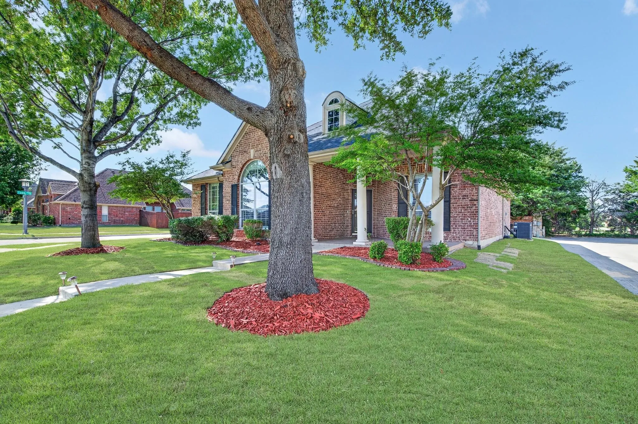 Single Family Residence For Sale in Denton County , 950 Gold Camp Road, Frisco, Texas 75033, 3 Bedroom, 2 Bathroom, 2 Garage spaces, 1,904 Sqft, built in 2003, mls#21288959, Real Estate Agent in Frisco, Homes For Sale in Denton county, Homes For Sale in Frisco, Realtor in Frisco Texas, Real Estate Brokerage Independent Realty Texas, Luminita Cordes Realtor