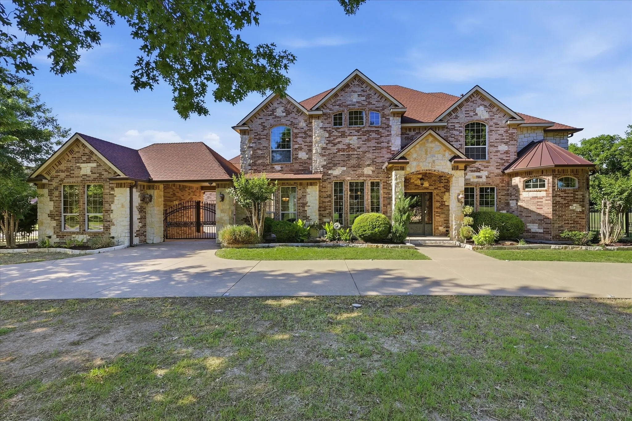 Single Family Residence For Sale in Ellis County , 2056 Willow Bend Drive, Oak Leaf, Texas 75154, 5 Bedroom, 7 Bathroom, 13 Garage spaces, 5,908 Sqft, built in 2005, mls#21266633, Real Estate Agent in Oak Leaf, Homes For Sale in Ellis county, Homes For Sale in Oak Leaf, Realtor in Oak Leaf Texas, Real Estate Brokerage Independent Realty Texas, Luminita Cordes Realtor