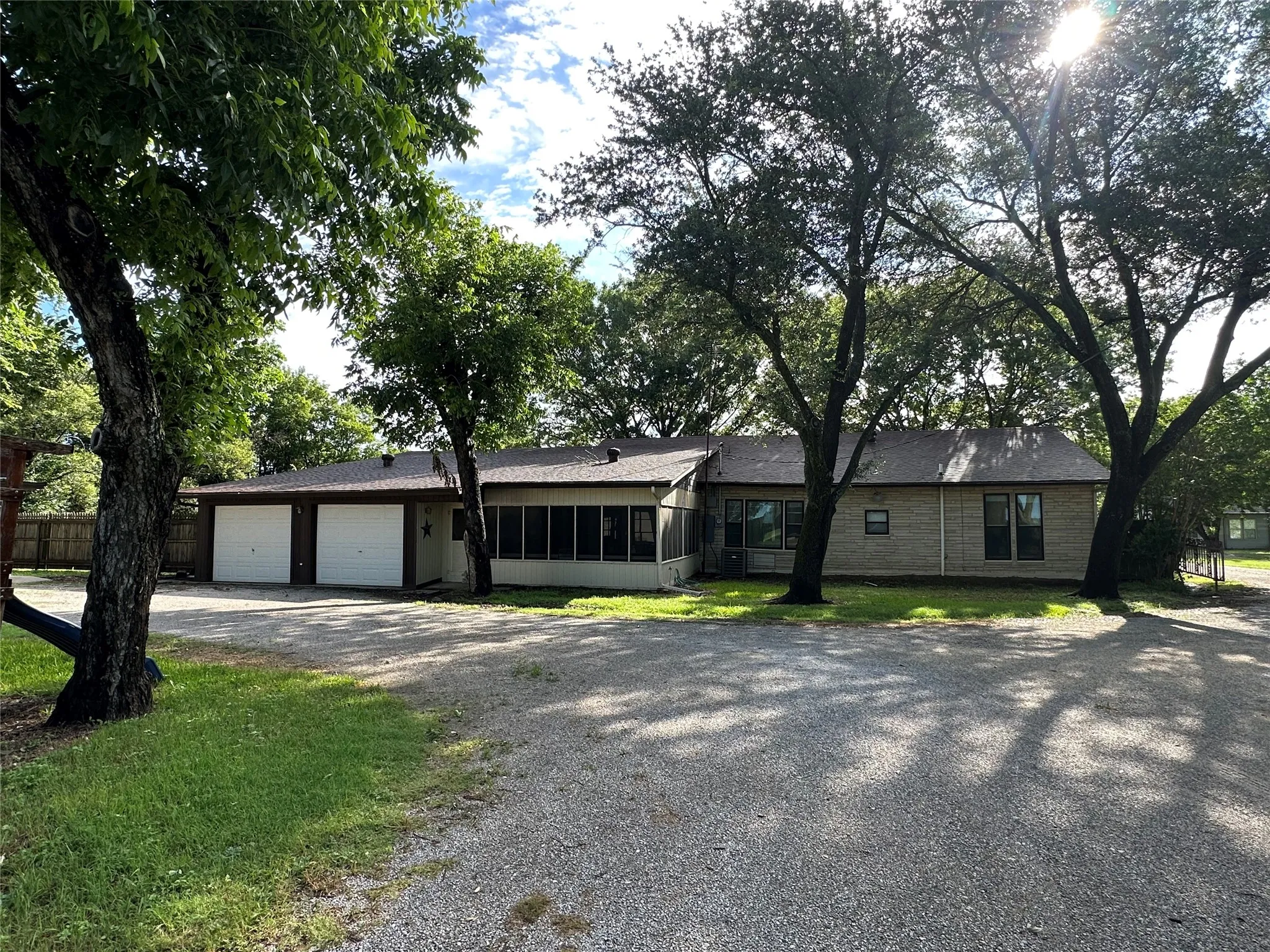 Single Family Residence For Sale in Hill County , 604 Harrel Avenue, Bynum, Texas 76631, 4 Bedroom, 2 Bathroom, 2 Garage spaces, 3,390 Sqft, built in 1930, mls#21296326, Real Estate Agent in Bynum, Homes For Sale in Hill county, Homes For Sale in Bynum, Realtor in Bynum Texas, Real Estate Brokerage Independent Realty Texas, Luminita Cordes Realtor