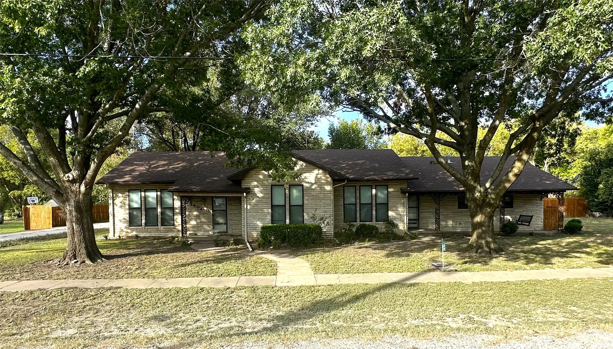 Single Family Residence For Sale in Hill County , 604 Harrel Avenue, Bynum, Texas 76631, 4 Bedroom, 2 Bathroom, 2 Garage spaces, 3,390 Sqft, built in 1930, mls#21296326, Real Estate Agent in Bynum, Homes For Sale in Hill county, Homes For Sale in Bynum, Realtor in Bynum Texas, Real Estate Brokerage Independent Realty Texas, Luminita Cordes Realtor