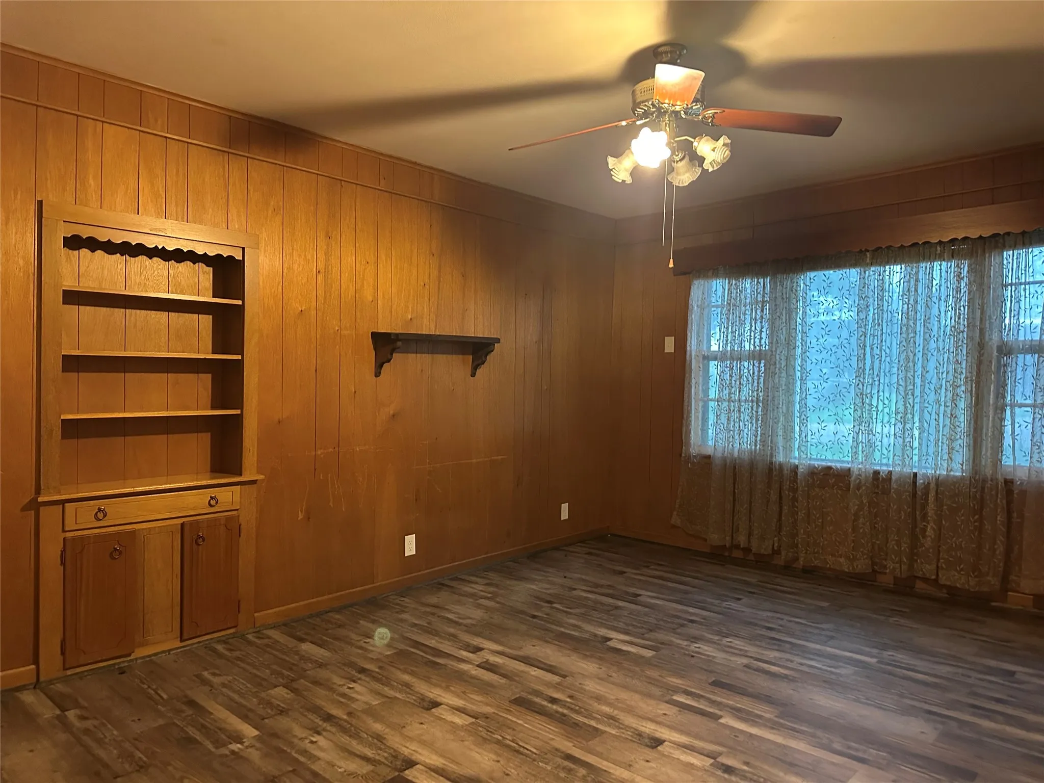 Single Family Residence For Sale in Hill County , 604 Harrel Avenue, Bynum, Texas 76631, 4 Bedroom, 2 Bathroom, 2 Garage spaces, 3,390 Sqft, built in 1930, mls#21296326, Real Estate Agent in Bynum, Homes For Sale in Hill county, Homes For Sale in Bynum, Realtor in Bynum Texas, Real Estate Brokerage Independent Realty Texas, Luminita Cordes Realtor