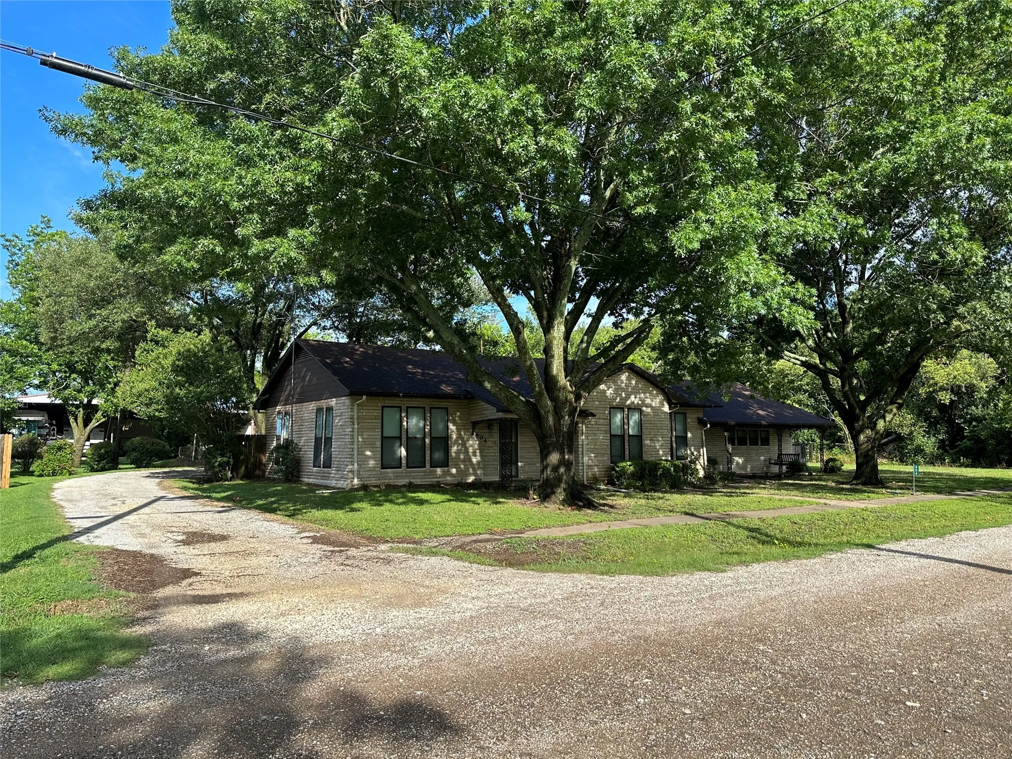 Single Family Residence For Sale in Hill County , 604 Harrel Avenue, Bynum, Texas 76631, 4 Bedroom, 2 Bathroom, 2 Garage spaces, 3,390 Sqft, built in 1930, mls#21296326, Real Estate Agent in Bynum, Homes For Sale in Hill county, Homes For Sale in Bynum, Realtor in Bynum Texas, Real Estate Brokerage Independent Realty Texas, Luminita Cordes Realtor