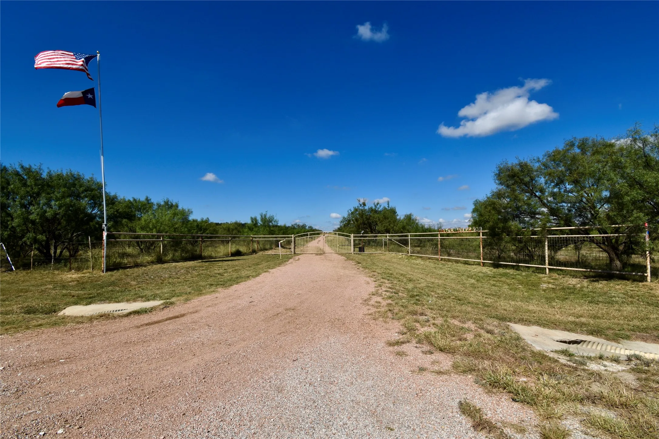 Single Family Residence For Sale in Mc Culloch County , 159 Private Road 939, Brady, Texas 76825, 4 Bedroom, 3 Bathroom, 2 Garage spaces, 2,300 Sqft, built in 2006, mls#21295694, Real Estate Agent in Brady, Homes For Sale in Mc Culloch county, Homes For Sale in Brady, Realtor in Brady Texas, Real Estate Brokerage Independent Realty Texas, Luminita Cordes Realtor