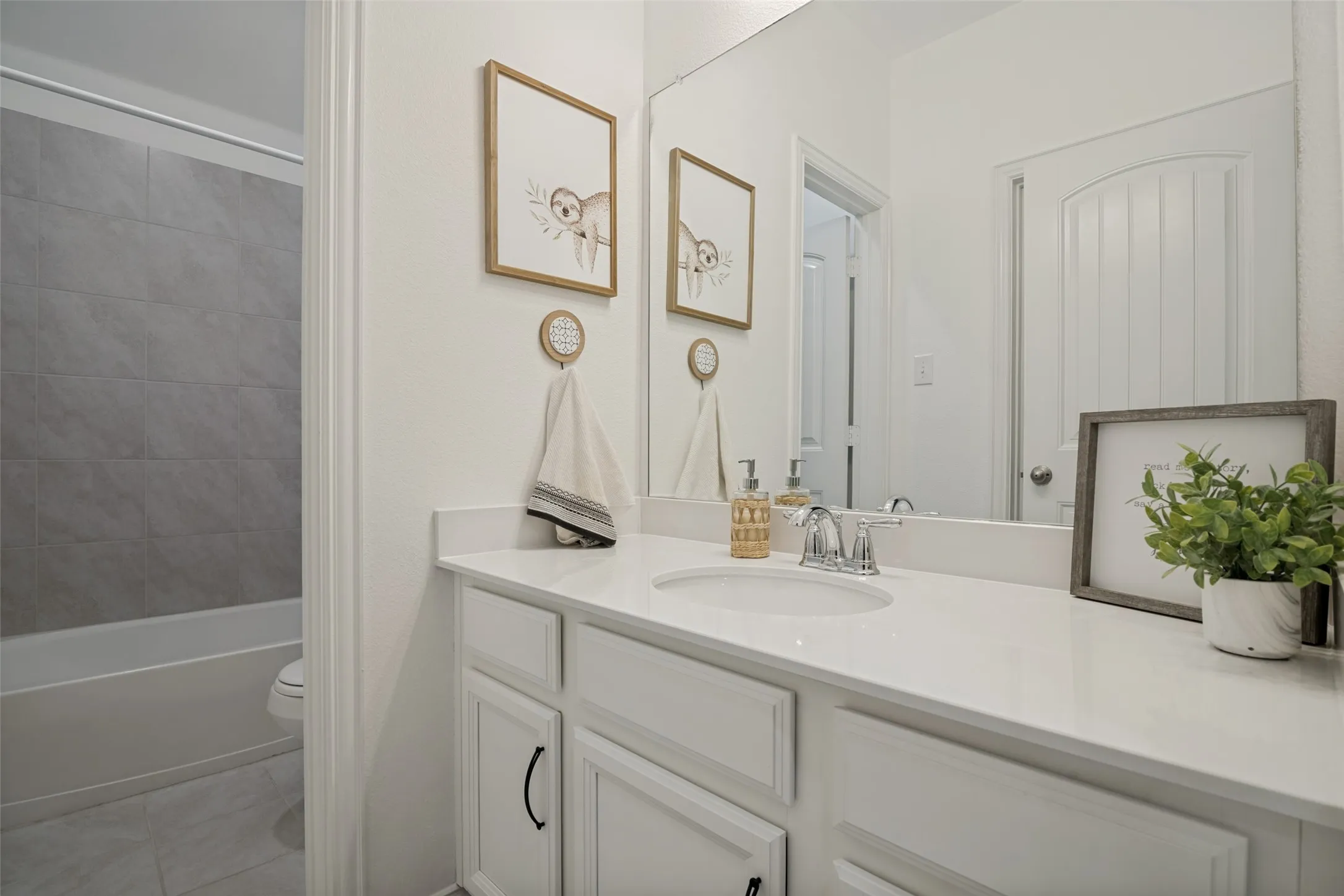 Single Family Residence For Sale in Kaufman County , 2062 Avondown Road, Forney, Texas 75126, 4 Bedroom, 4 Bathroom, 2 Garage spaces, 3,173 Sqft, built in 2018, mls#21296242, Real Estate Agent in Forney, Homes For Sale in Kaufman county, Homes For Sale in Forney, Realtor in Forney Texas, Real Estate Brokerage Independent Realty Texas, Luminita Cordes Realtor