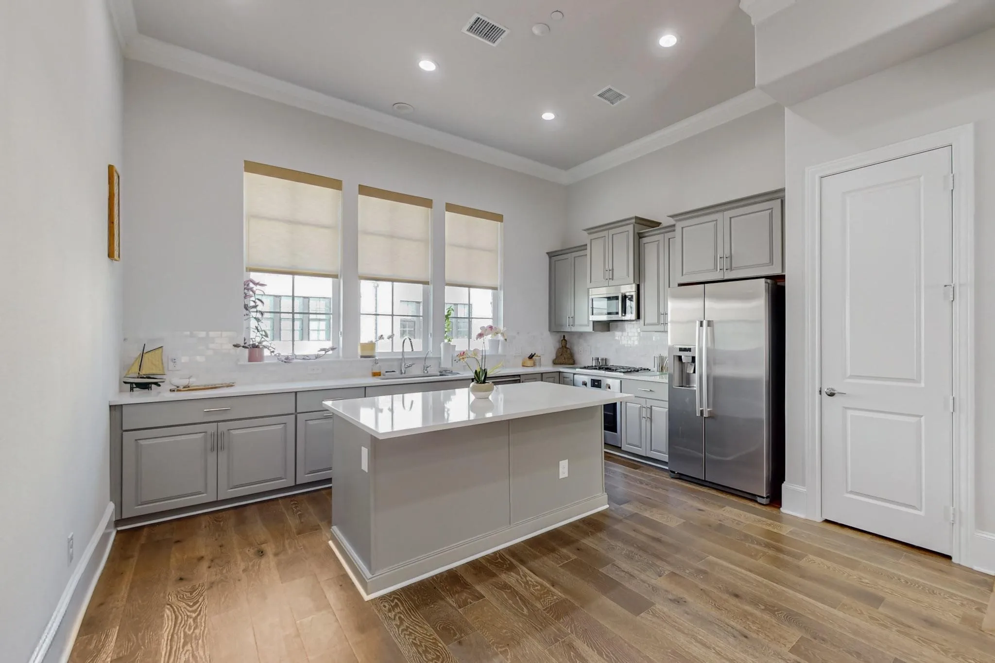 Townhouse For Rent in Dallas County , 638 Dalton Lane 802, Irving, Texas 75039, 2 Bedroom, 3 Bathroom, 2 Garage spaces, 1,319 Sqft, built in 2020, mls#21289391, Real Estate Agent in Irving, Homes For Rent in Dallas county, Homes For Rent in Irving, Realtor in Irving Texas, Real Estate Brokerage Independent Realty Texas, Luminita Cordes Realtor