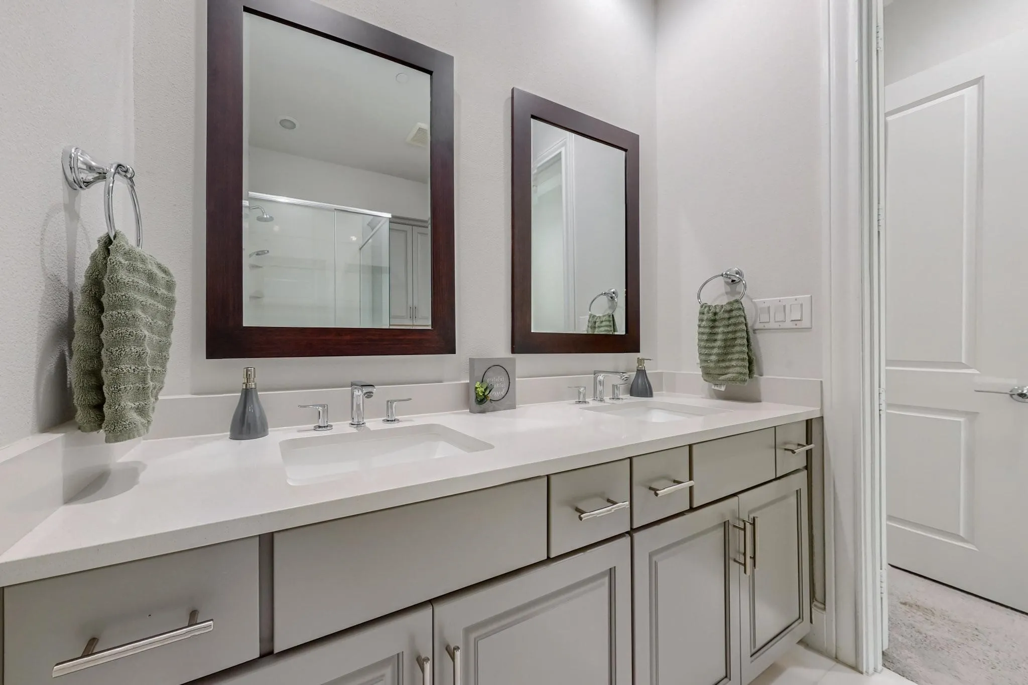 Townhouse For Rent in Dallas County , 638 Dalton Lane 802, Irving, Texas 75039, 2 Bedroom, 3 Bathroom, 2 Garage spaces, 1,319 Sqft, built in 2020, mls#21289391, Real Estate Agent in Irving, Homes For Rent in Dallas county, Homes For Rent in Irving, Realtor in Irving Texas, Real Estate Brokerage Independent Realty Texas, Luminita Cordes Realtor