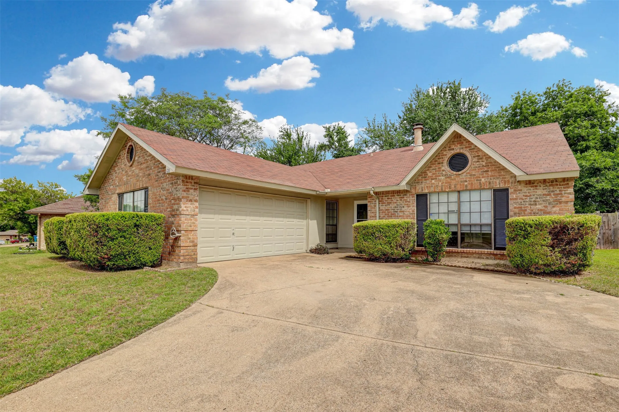 Single Family Residence For Sale in Dallas County , 620 Nora Lane, De Soto, Texas 75115, 3 Bedroom, 2 Bathroom, 2 Garage spaces, 1,837 Sqft, built in 1983, mls#21293338, Real Estate Agent in De Soto, Homes For Sale in Dallas county, Homes For Sale in De Soto, Realtor in De Soto Texas, Real Estate Brokerage Independent Realty Texas, Luminita Cordes Realtor